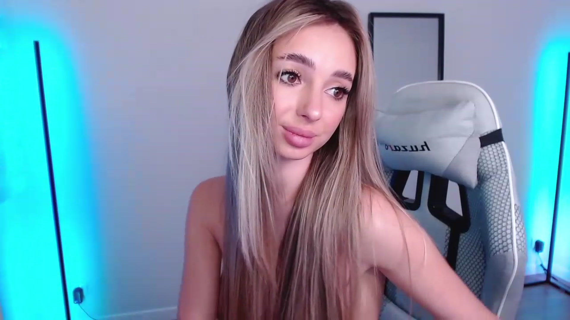 Gallery image thumbnail from AngelLove__'s myfreecams stream on, 04/25/2023, 23:34 image 17 of 20