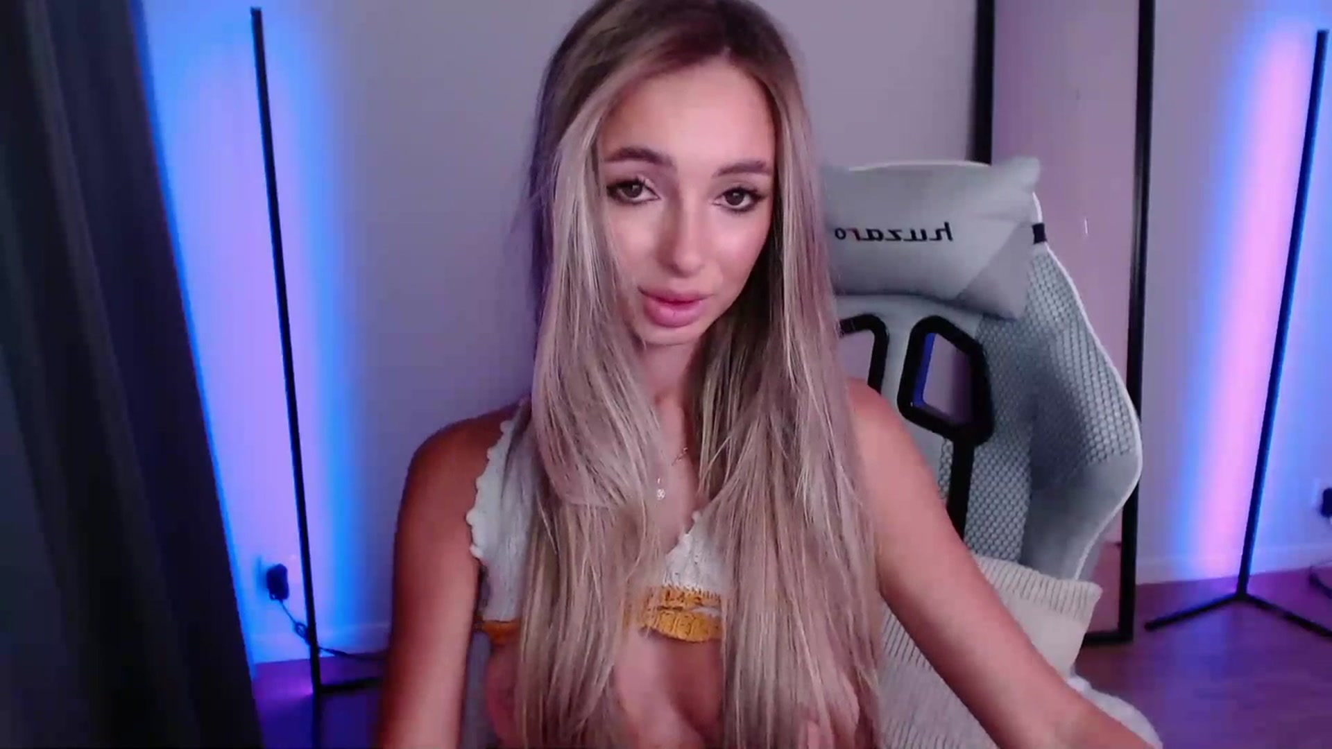 Gallery image thumbnail from AngelLove__'s myfreecams stream on, 07/02/2023, 20:52 image 9 of 20