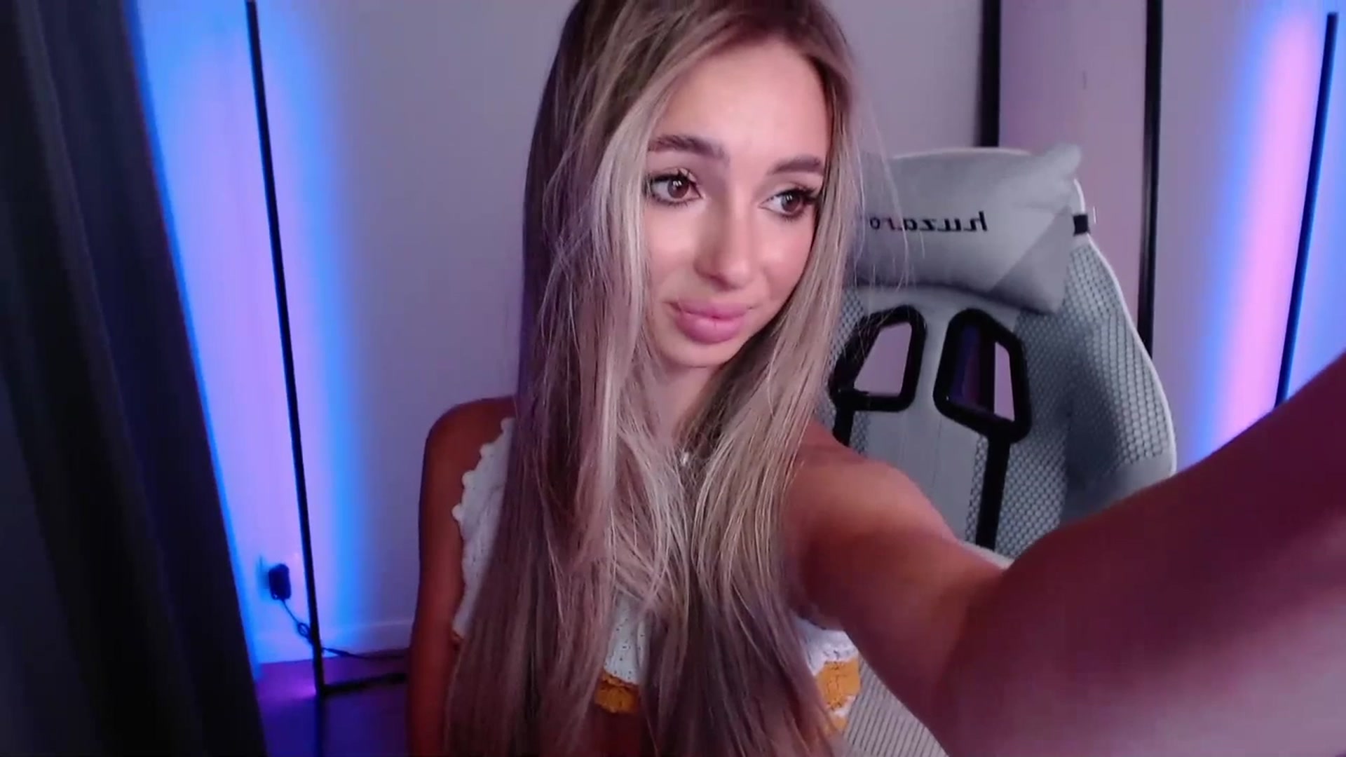 Gallery image thumbnail from AngelLove__'s myfreecams stream on, 07/02/2023, 20:52 image 19 of 20