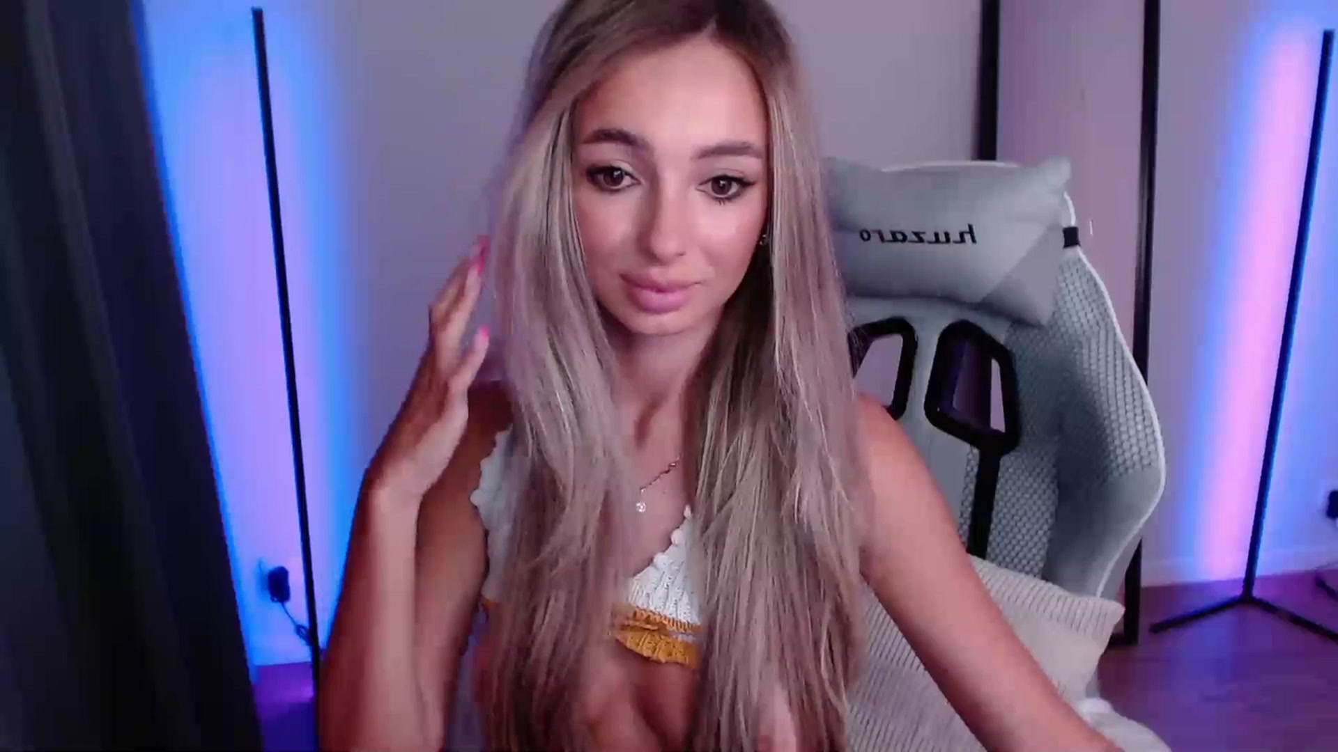 Gallery image thumbnail from AngelLove__'s myfreecams stream on, 07/02/2023, 20:52 image 10 of 20