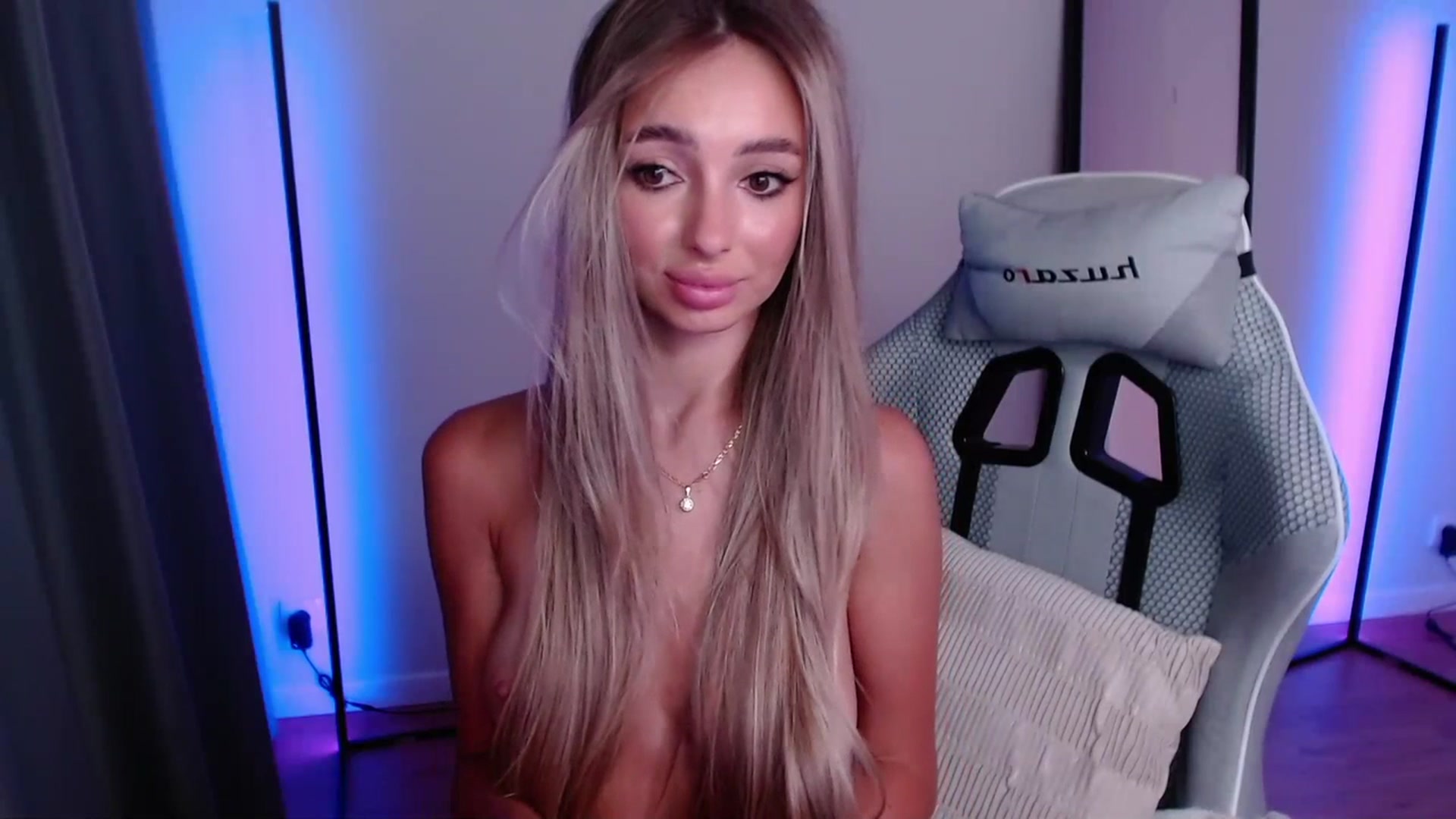 Gallery image thumbnail from AngelLove__'s myfreecams stream on, 07/02/2023, 22:49 image 17 of 20