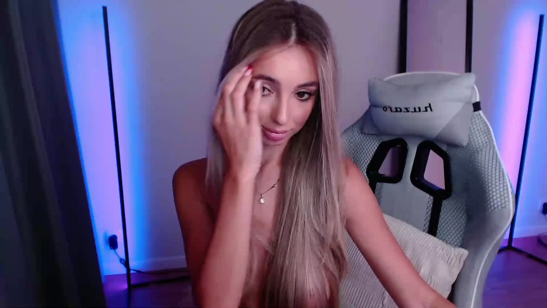 Gallery image thumbnail from AngelLove__'s myfreecams stream on, 07/02/2023, 22:49 image 8 of 20