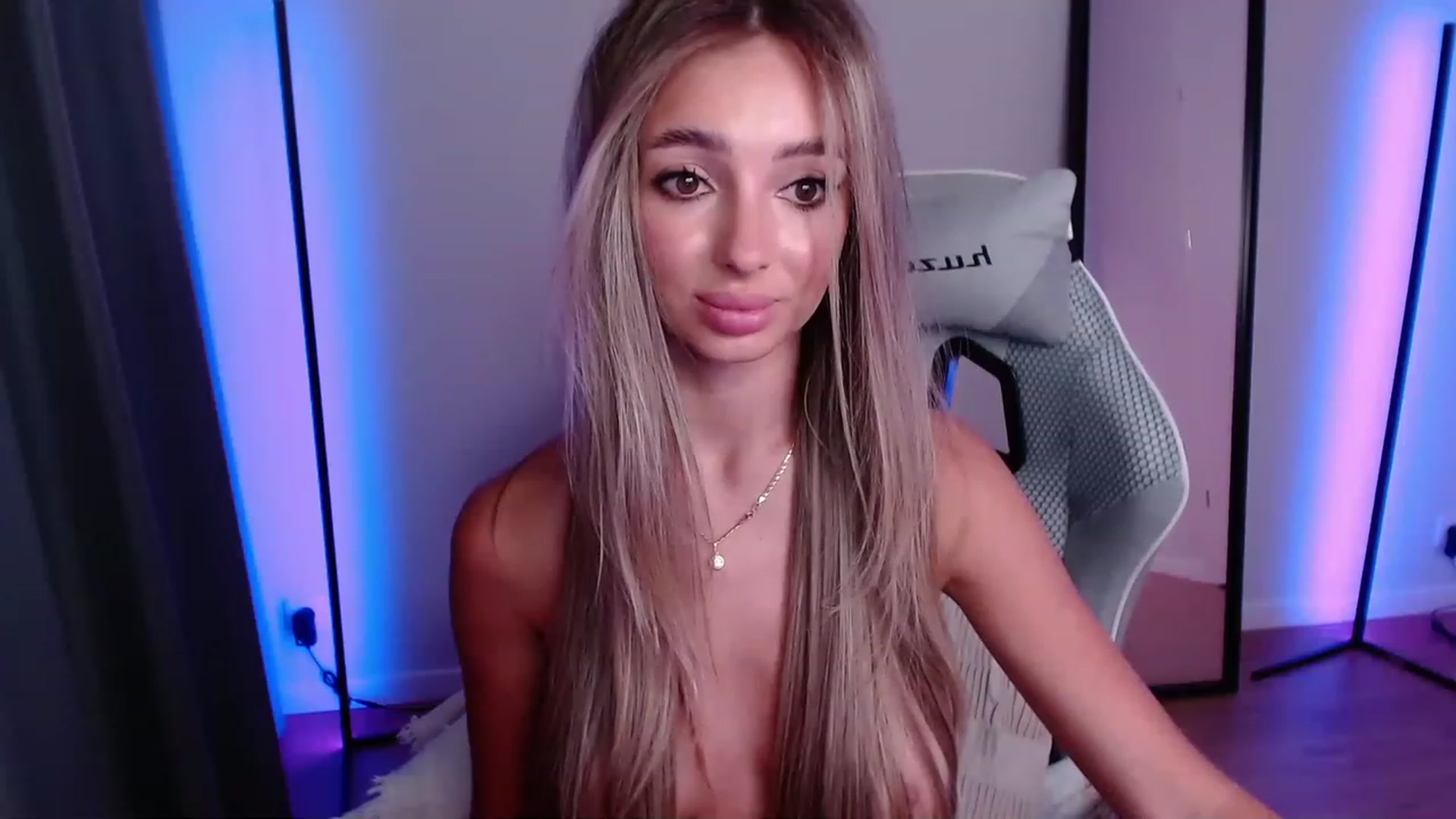 Gallery image thumbnail from AngelLove__'s myfreecams stream on, 07/02/2023, 23:58 image 15 of 20