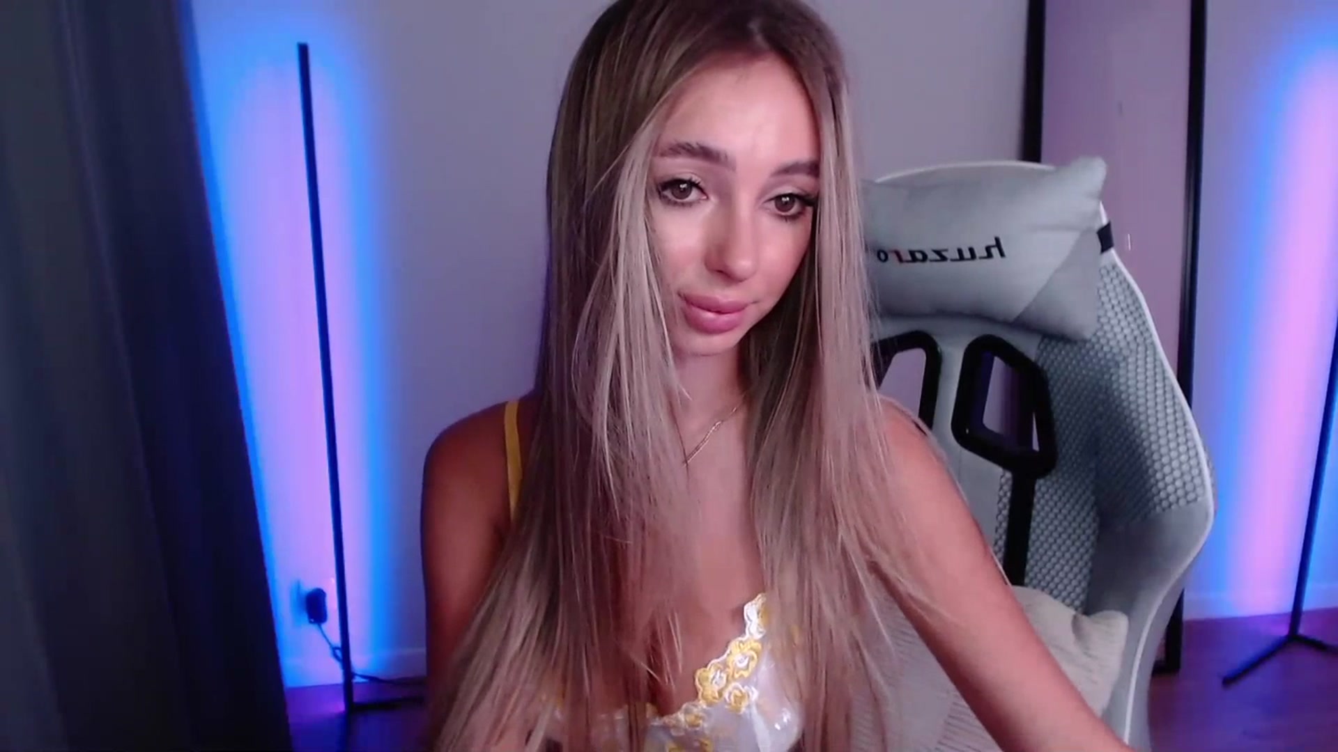 Gallery image thumbnail from AngelLove__'s myfreecams stream on, 07/04/2023, 22:41 image 8 of 20