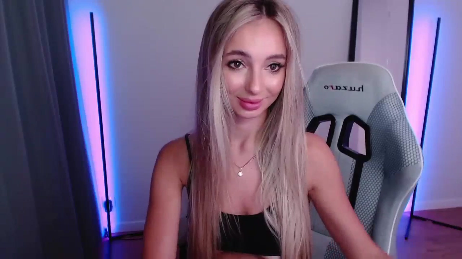 Gallery image thumbnail from AngelLove__'s myfreecams stream on, 09/27/2023, 24:06 image 10 of 20