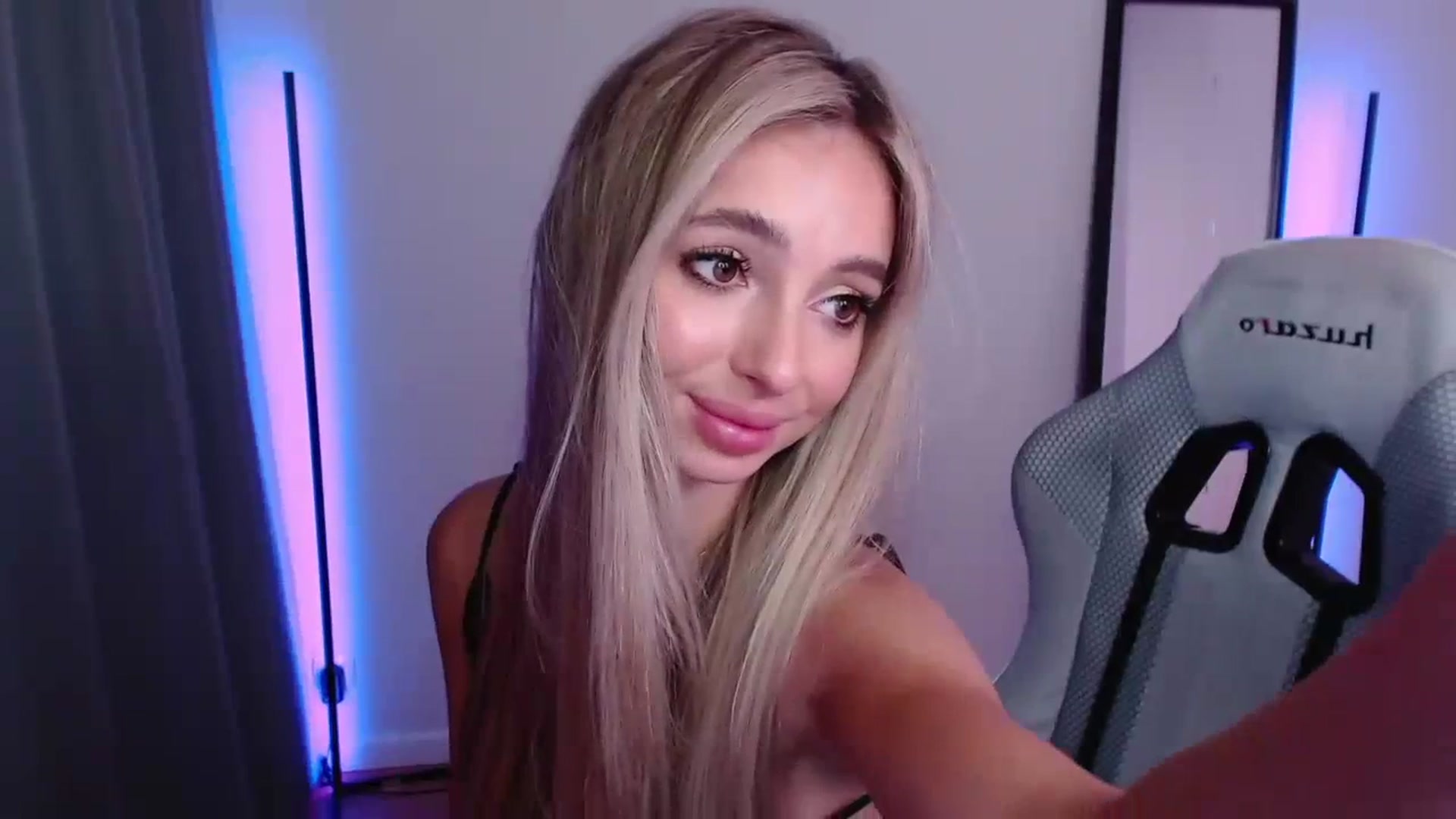 Gallery image thumbnail from AngelLove__'s myfreecams stream on, 09/27/2023, 01:10 image 10 of 20
