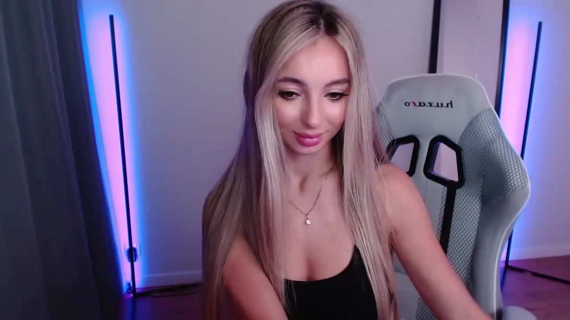 Gallery image thumbnail from AngelLove__'s myfreecams stream on, 09/27/2023, 01:10 image 6 of 20