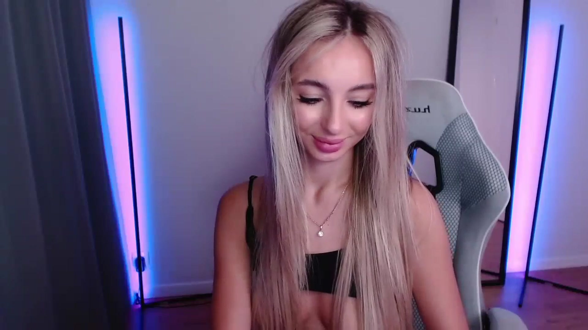 Gallery image thumbnail from AngelLove__'s myfreecams stream on, 09/27/2023, 01:10 image 18 of 20