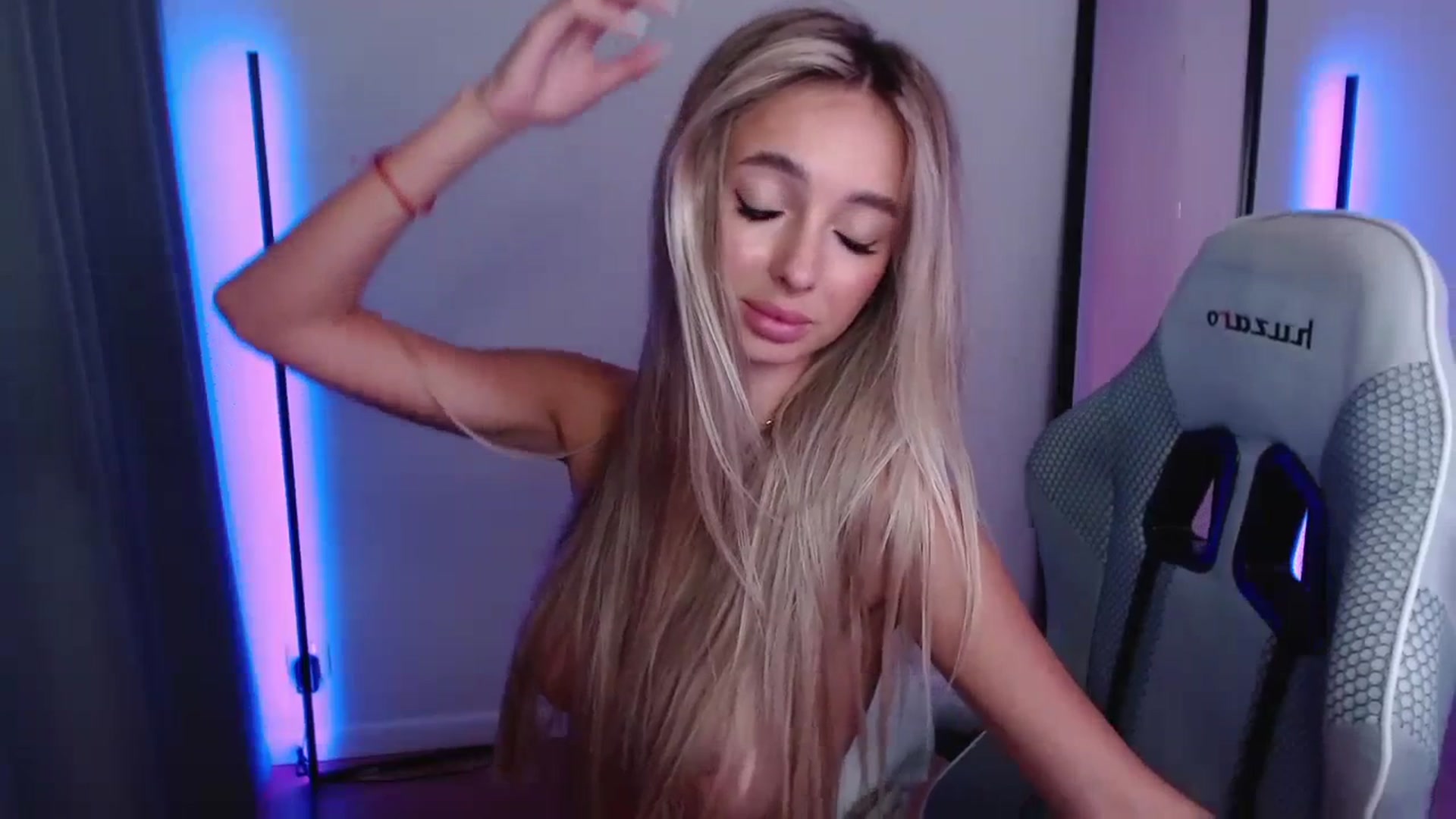 Gallery image thumbnail from AngelLove__'s myfreecams stream on, 09/27/2023, 23:40 image 17 of 20