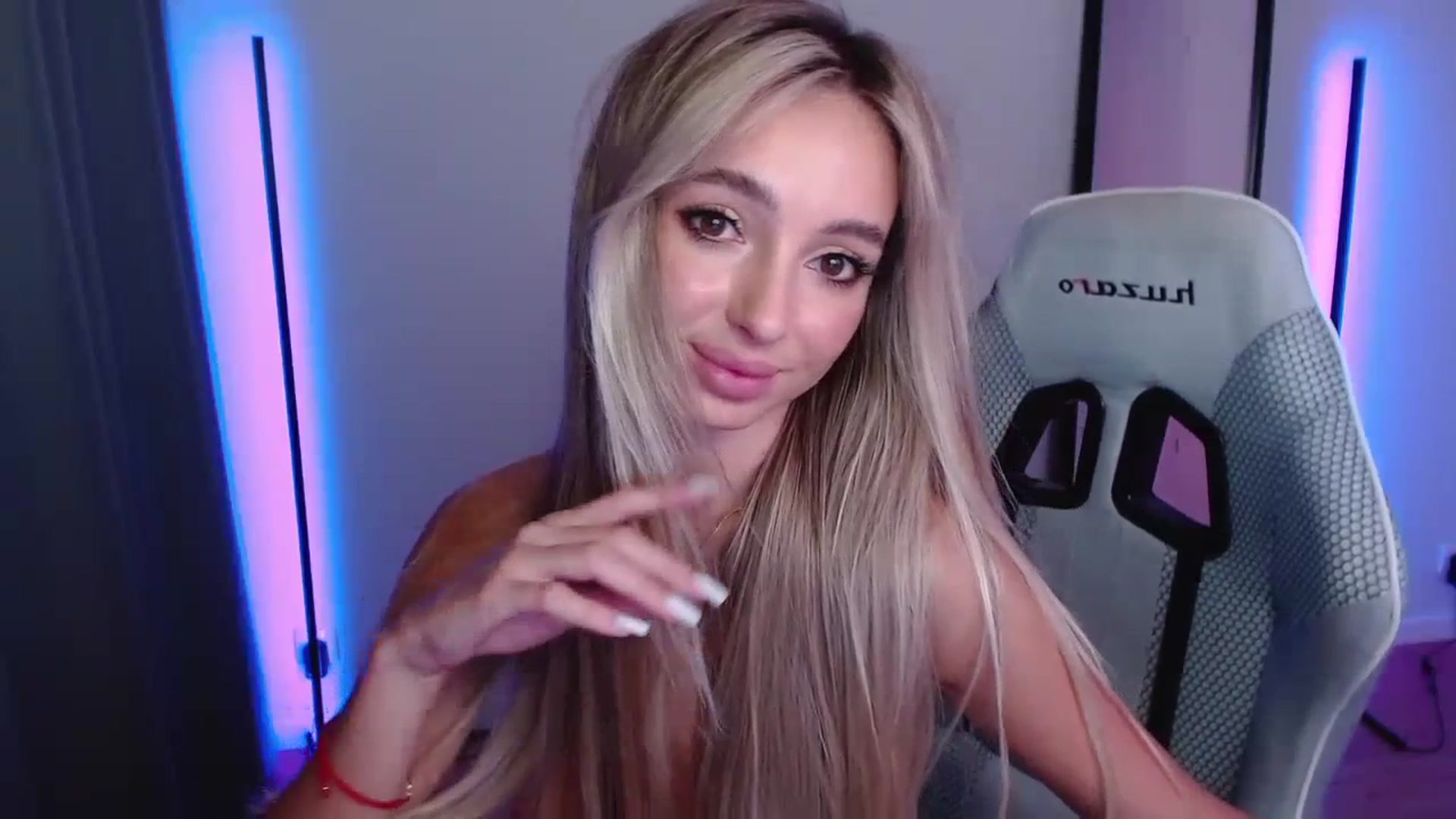 Gallery image thumbnail from AngelLove__'s myfreecams stream on, 09/27/2023, 23:40 image 13 of 20