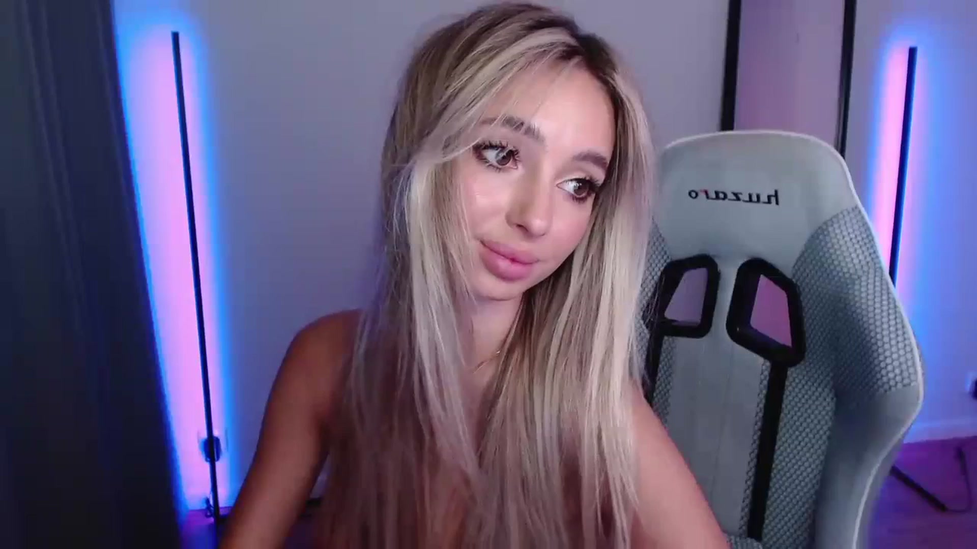 Gallery image thumbnail from AngelLove__'s myfreecams stream on, 09/27/2023, 23:54 image 1 of 20