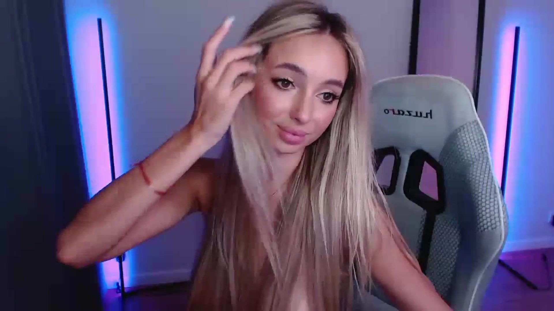 Gallery image thumbnail from AngelLove__'s myfreecams stream on, 09/27/2023, 23:54 image 10 of 20