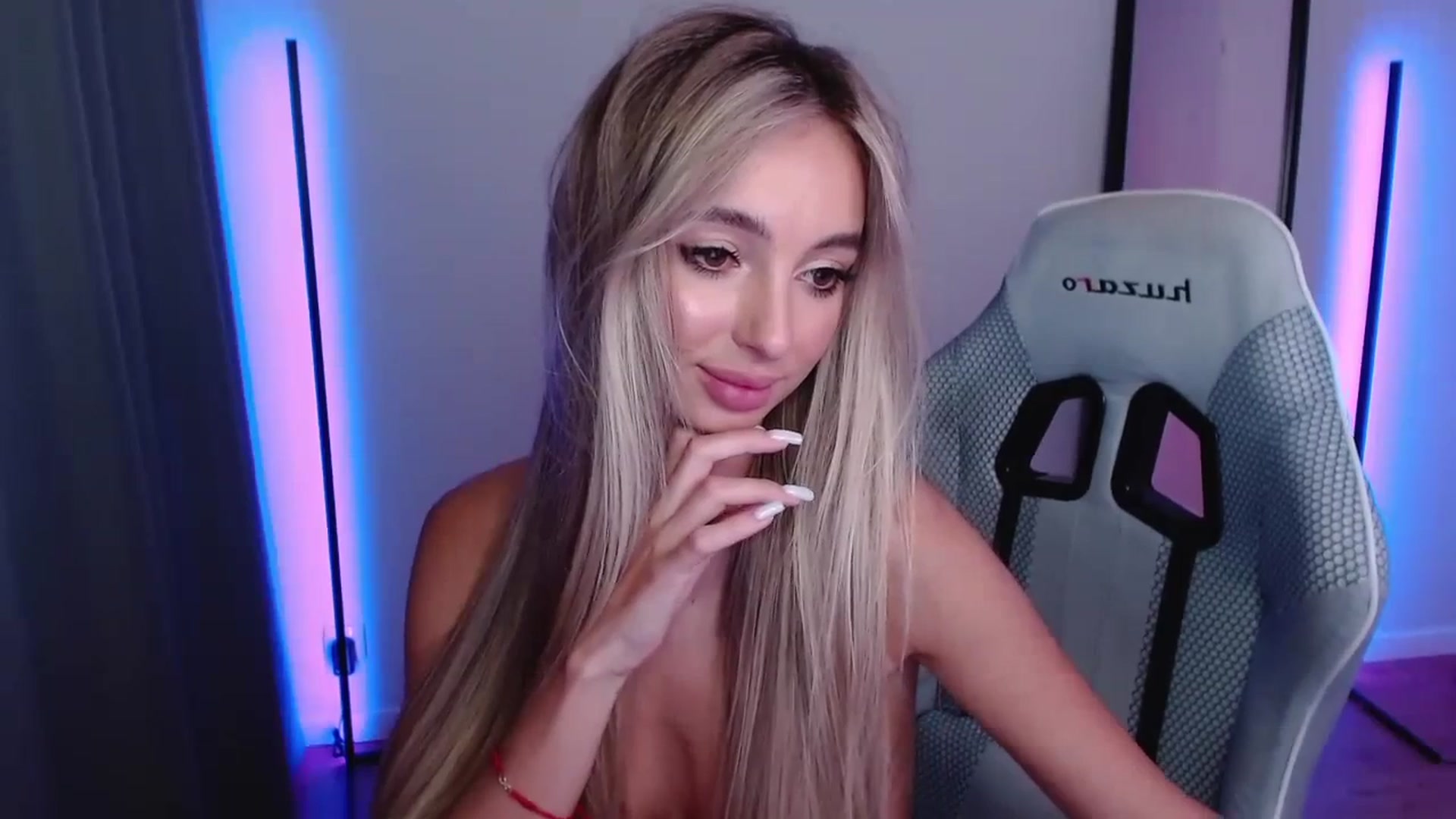 Gallery image thumbnail from AngelLove__'s myfreecams stream on, 09/28/2023, 01:12 image 14 of 20