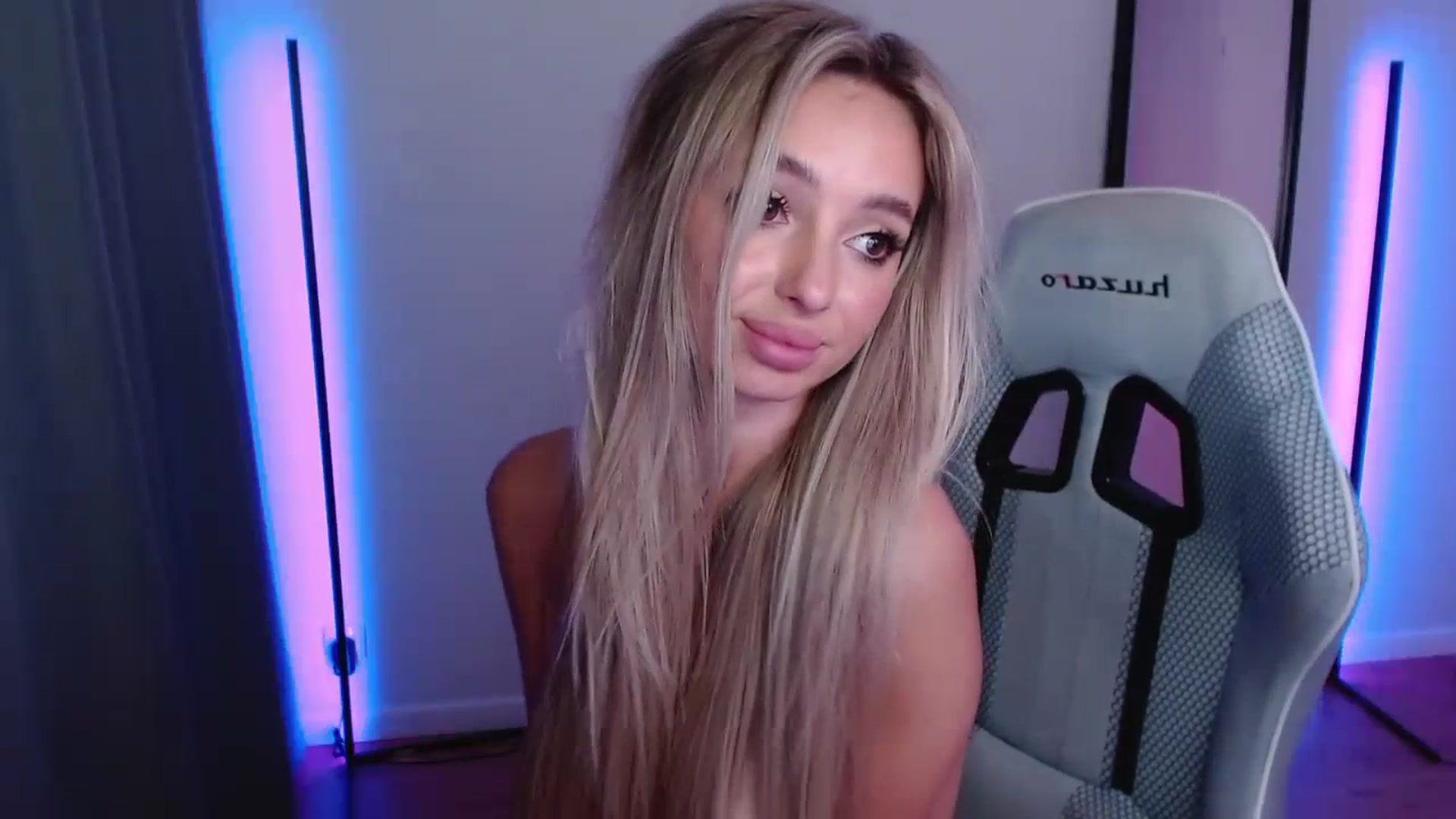Gallery image thumbnail from AngelLove__'s myfreecams stream on, 09/28/2023, 01:12 image 16 of 20