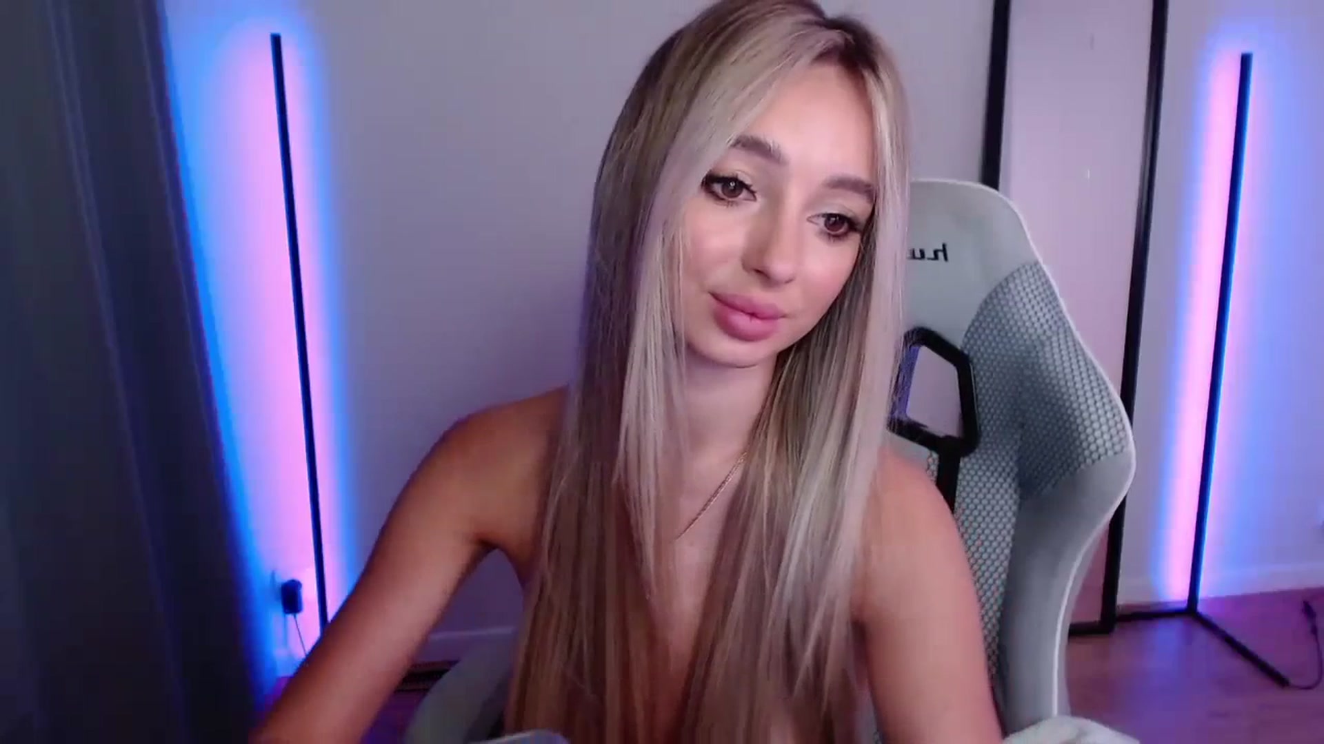 Gallery image thumbnail from AngelLove__'s myfreecams stream on, 09/30/2023, 24:37 image 15 of 20