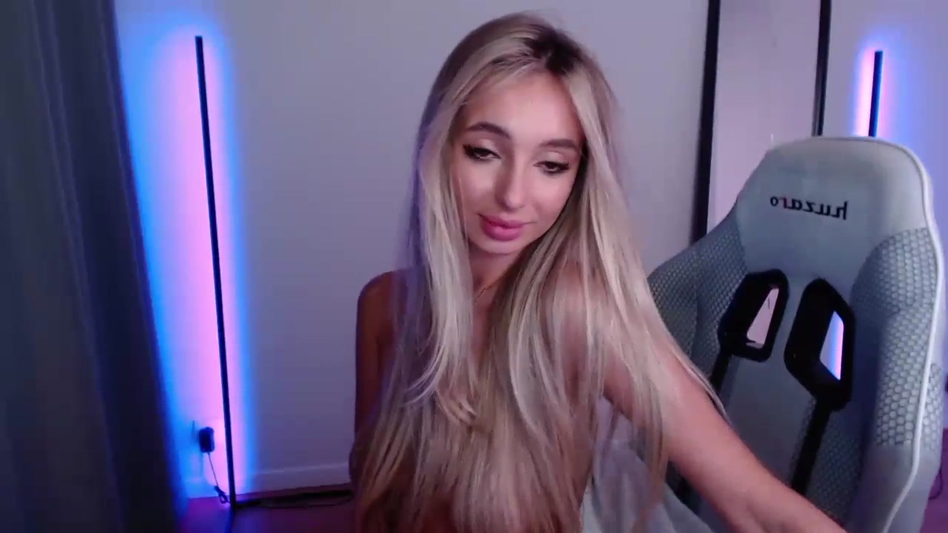 Gallery image thumbnail from AngelLove__'s myfreecams stream on, 10/01/2023, 24:19 image 19 of 20