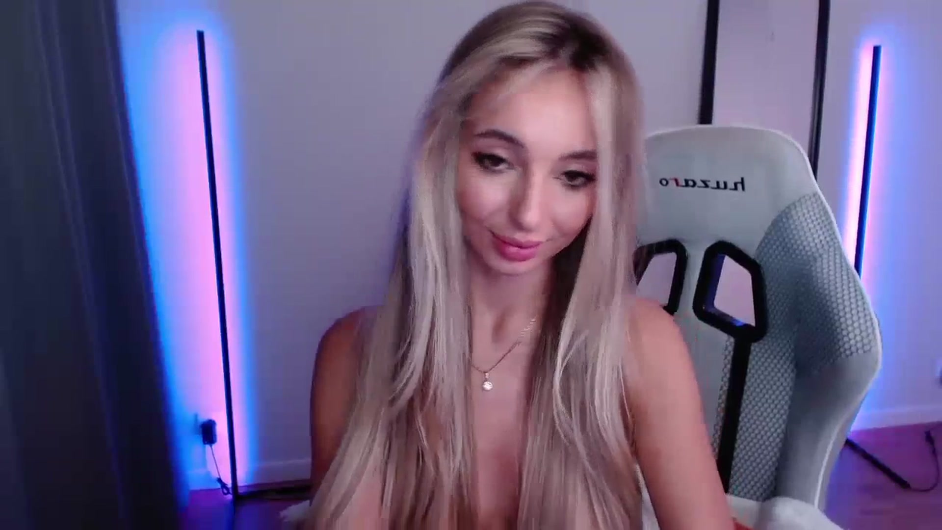Gallery image thumbnail from AngelLove__'s myfreecams stream on, 10/01/2023, 24:19 image 20 of 20