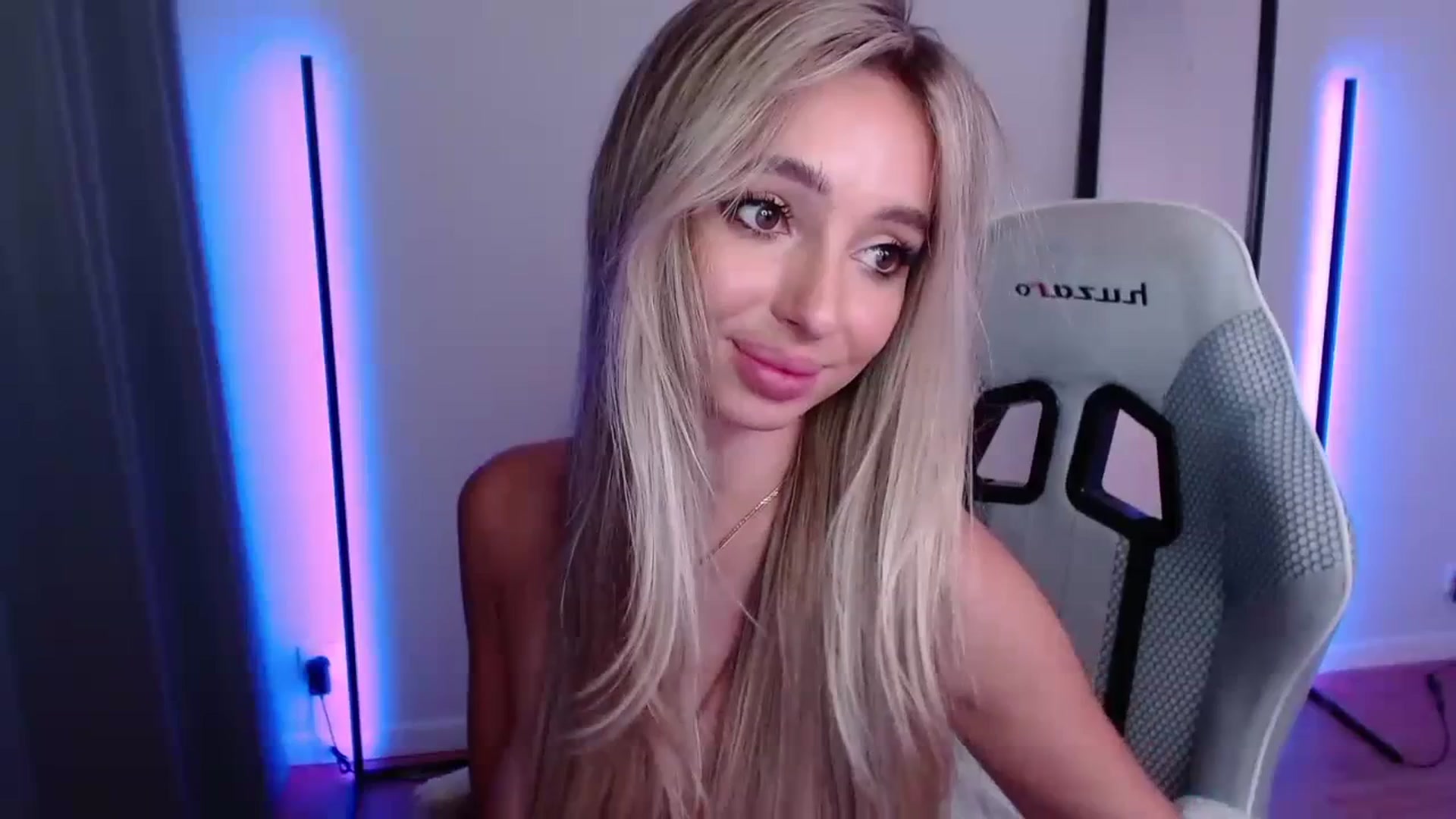 Gallery image thumbnail from AngelLove__'s myfreecams stream on, 10/01/2023, 24:19 image 18 of 20