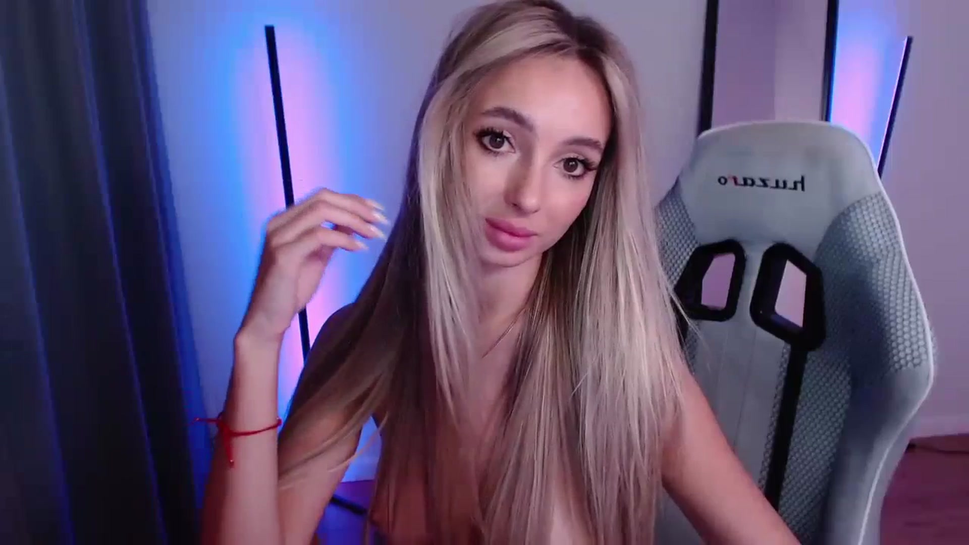 Gallery image thumbnail from AngelLove__'s myfreecams stream on, 10/03/2023, 24:03 image 8 of 20