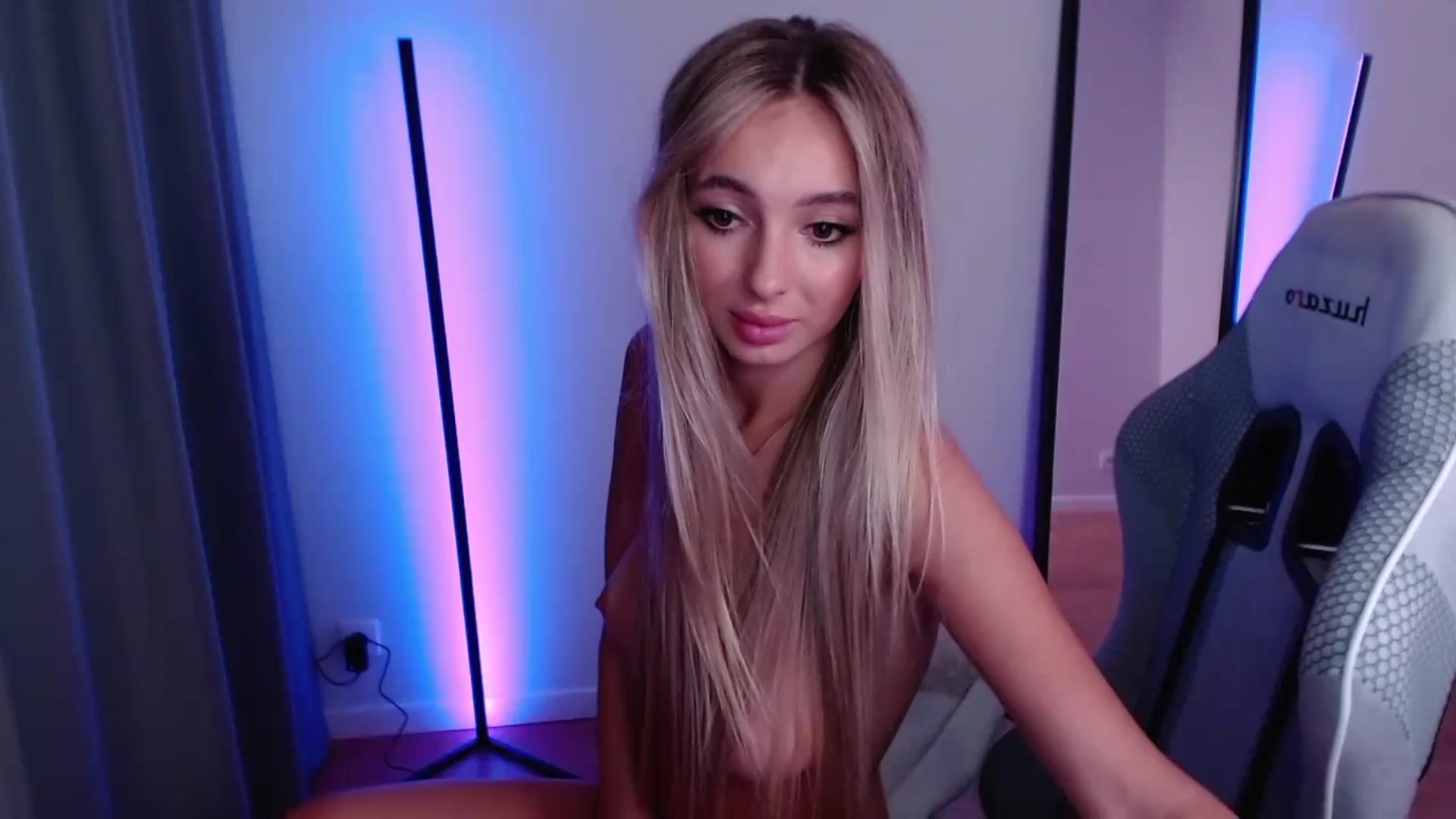Gallery image thumbnail from AngelLove__'s myfreecams stream on, 10/03/2023, 24:03 image 4 of 20