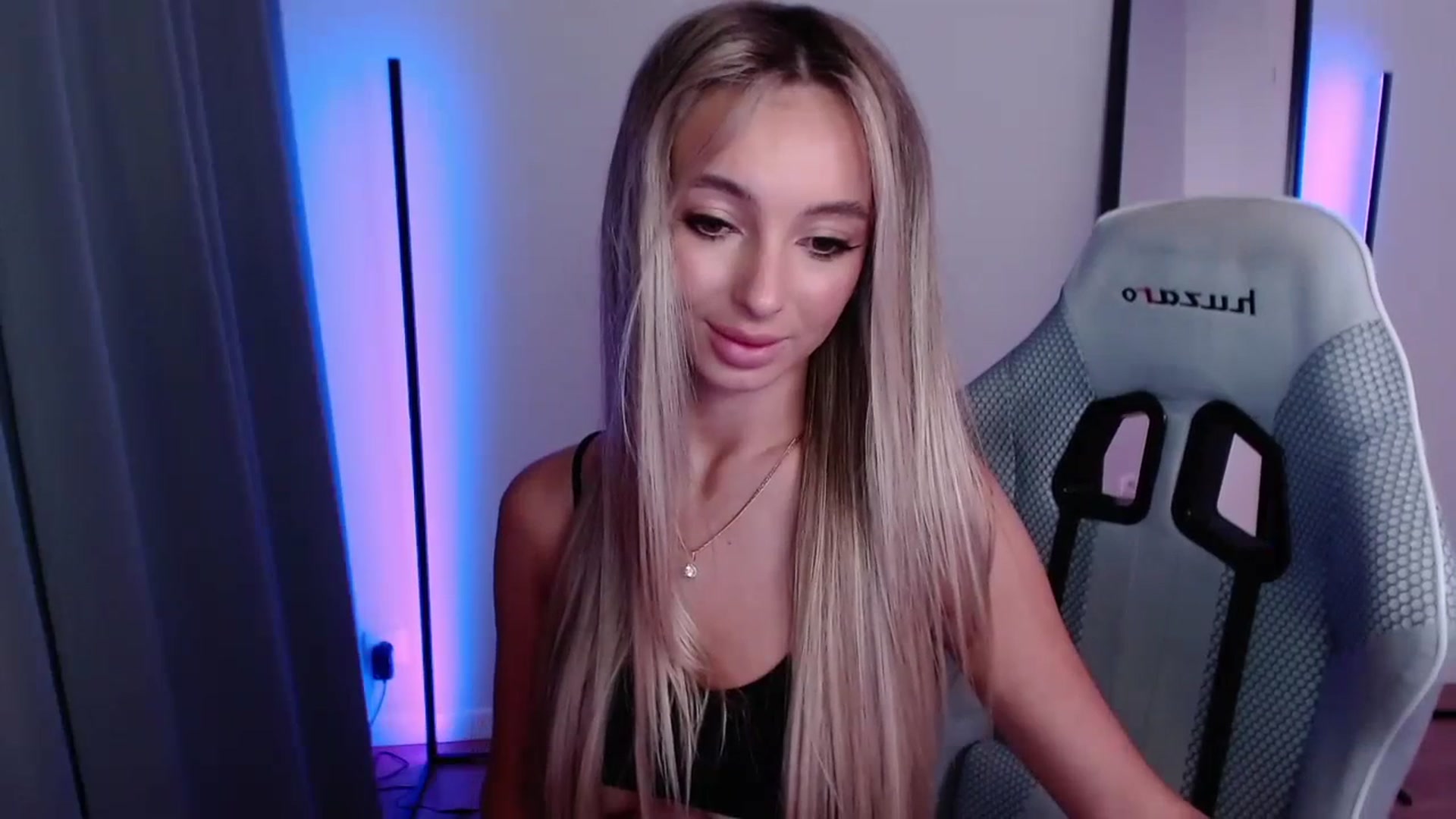 Gallery image thumbnail from AngelLove__'s myfreecams stream on, 10/03/2023, 23:53 image 12 of 20