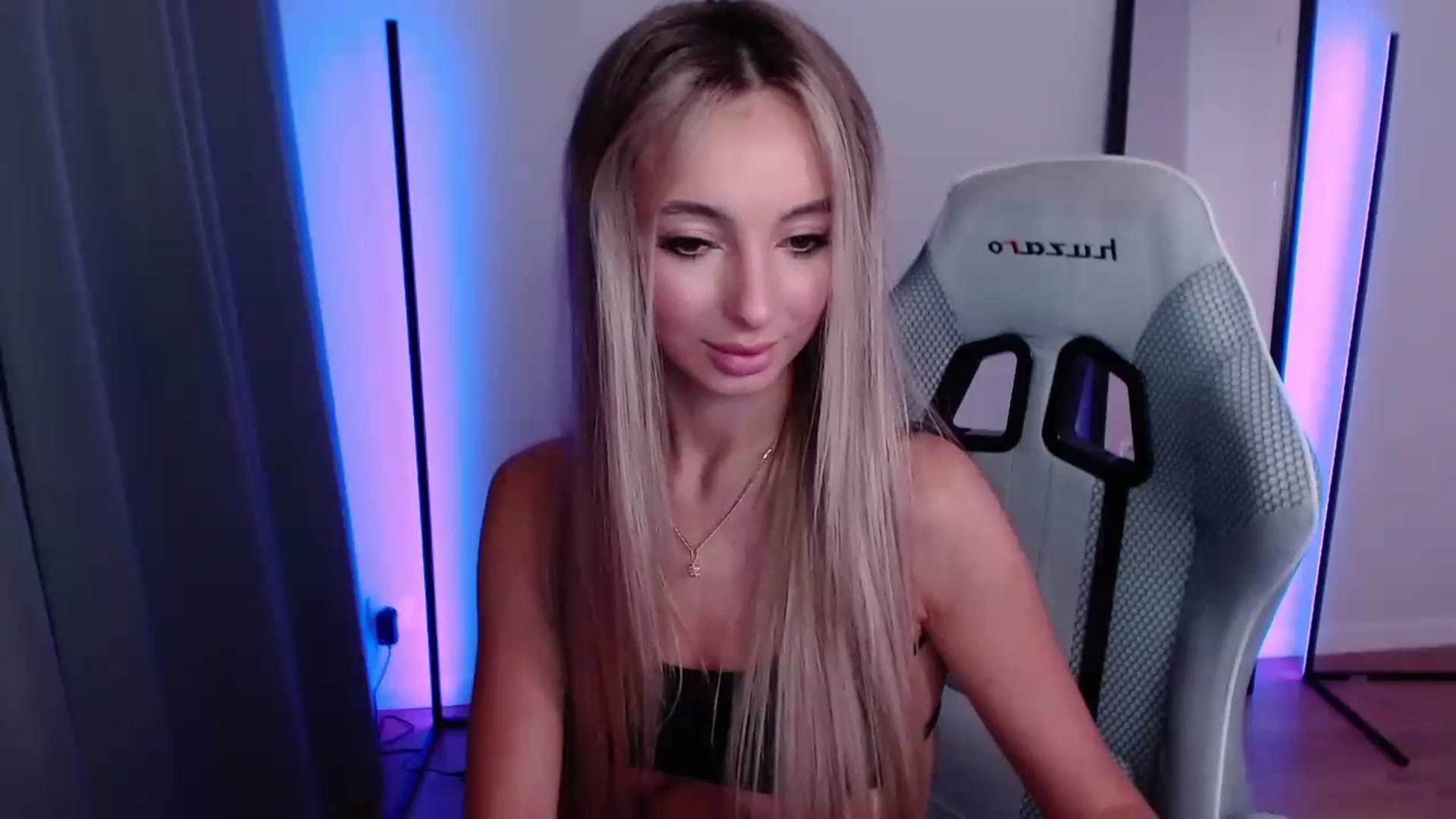 Gallery image thumbnail from AngelLove__'s myfreecams stream on, 10/03/2023, 23:53 image 1 of 20
