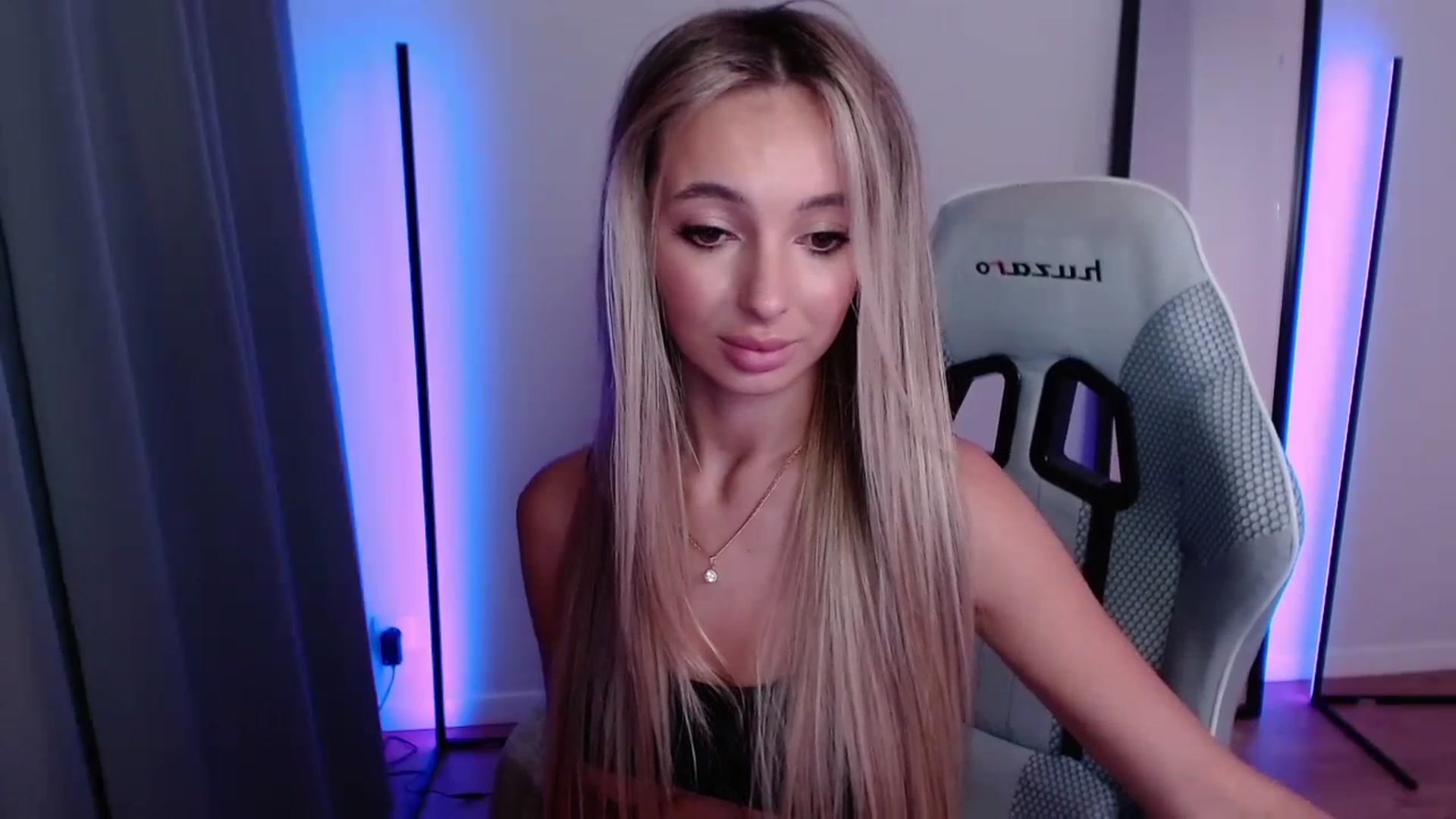 Gallery image thumbnail from AngelLove__'s myfreecams stream on, 10/03/2023, 23:53 image 8 of 20