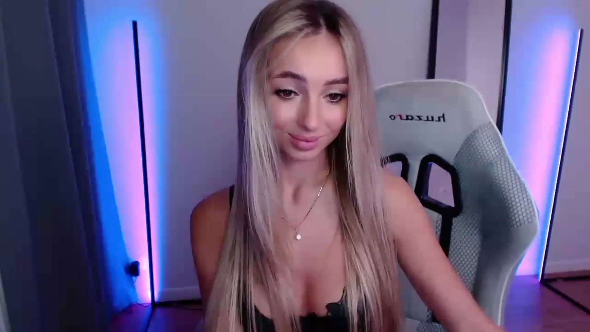 Gallery image thumbnail from AngelLove__'s myfreecams stream on, 10/12/2023, 24:27 image 7 of 20