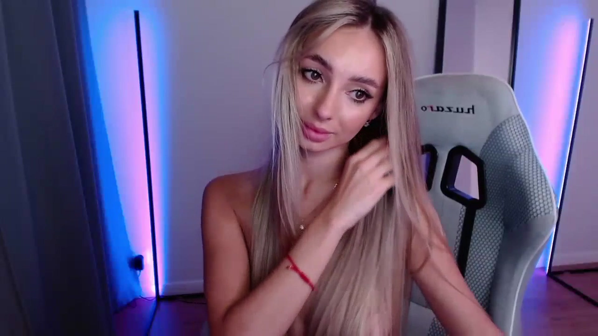 Gallery image thumbnail from AngelLove__'s myfreecams stream on, 10/12/2023, 02:55 image 19 of 20
