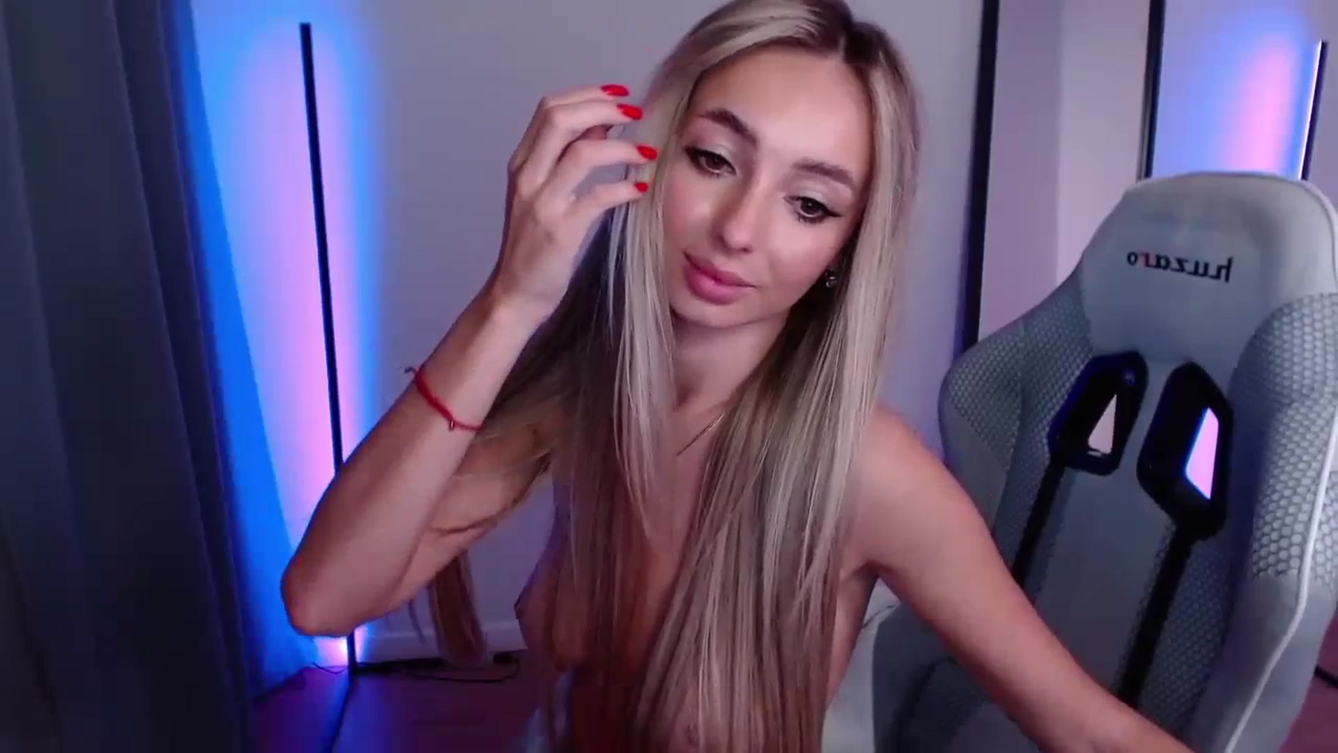 Gallery image thumbnail from AngelLove__'s myfreecams stream on, 10/12/2023, 02:55 image 18 of 20