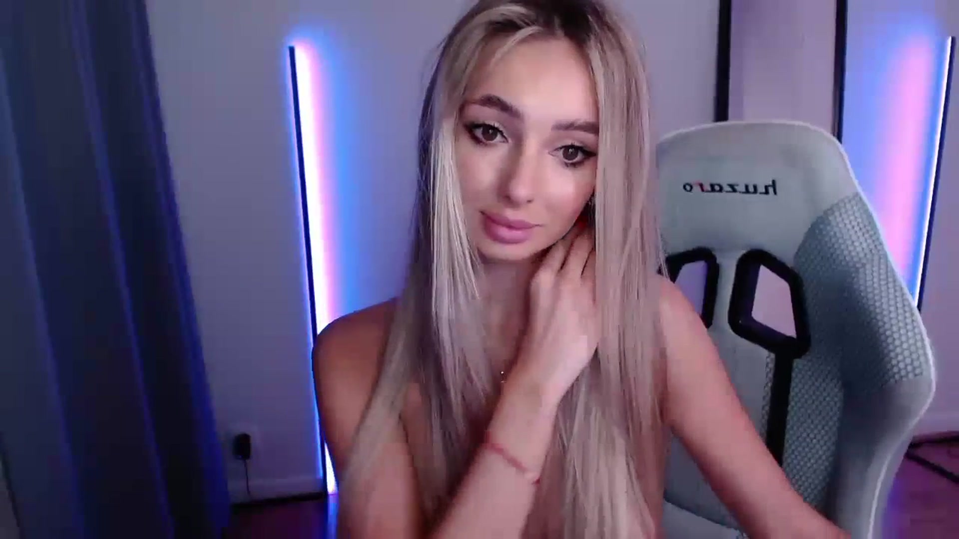 Gallery image thumbnail from AngelLove__'s myfreecams stream on, 10/13/2023, 24:19 image 2 of 20