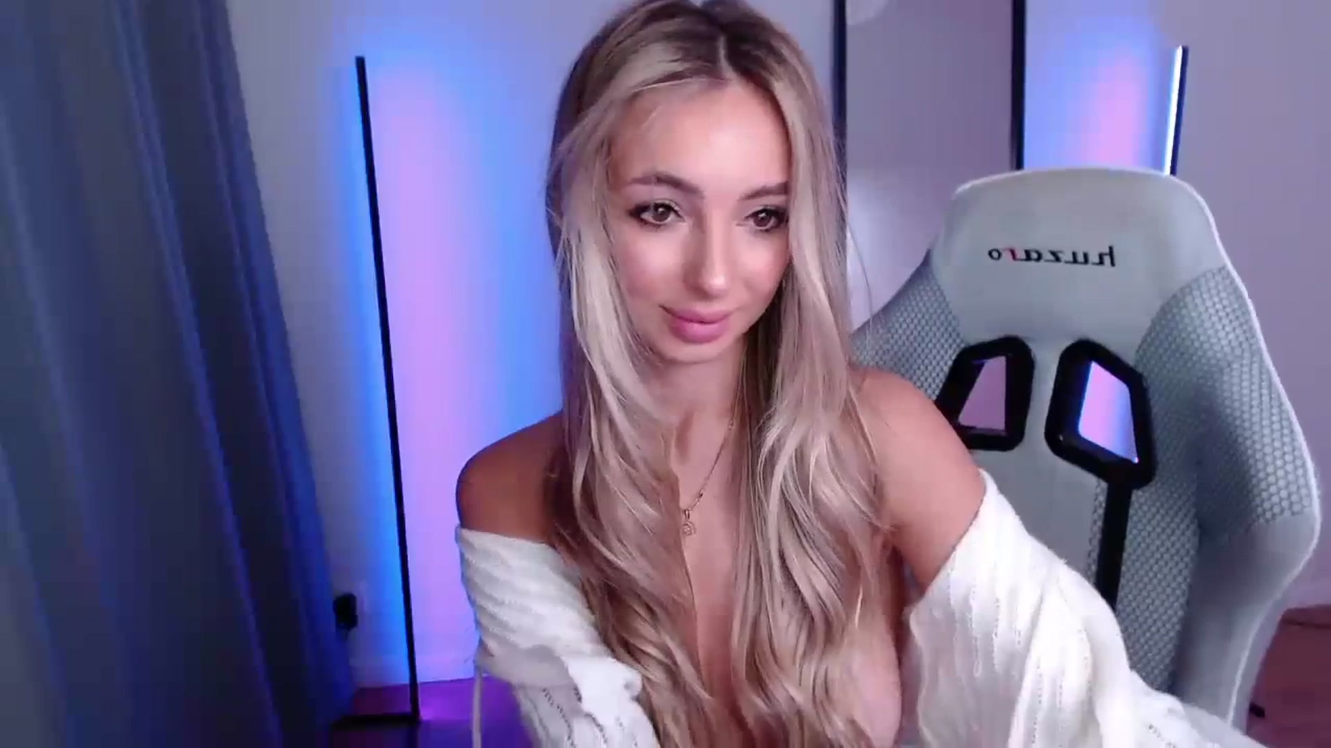 Gallery image thumbnail from AngelLove__'s myfreecams stream on, 10/16/2023, 24:17 image 15 of 20