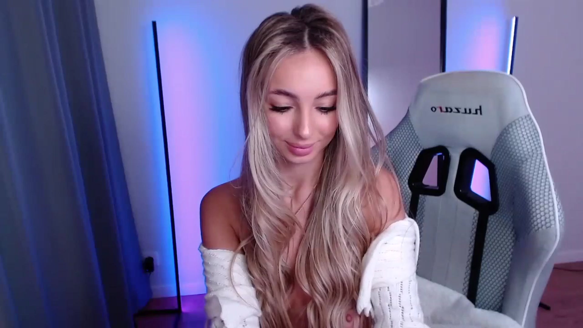 Gallery image thumbnail from AngelLove__'s myfreecams stream on, 10/16/2023, 24:17 image 5 of 20