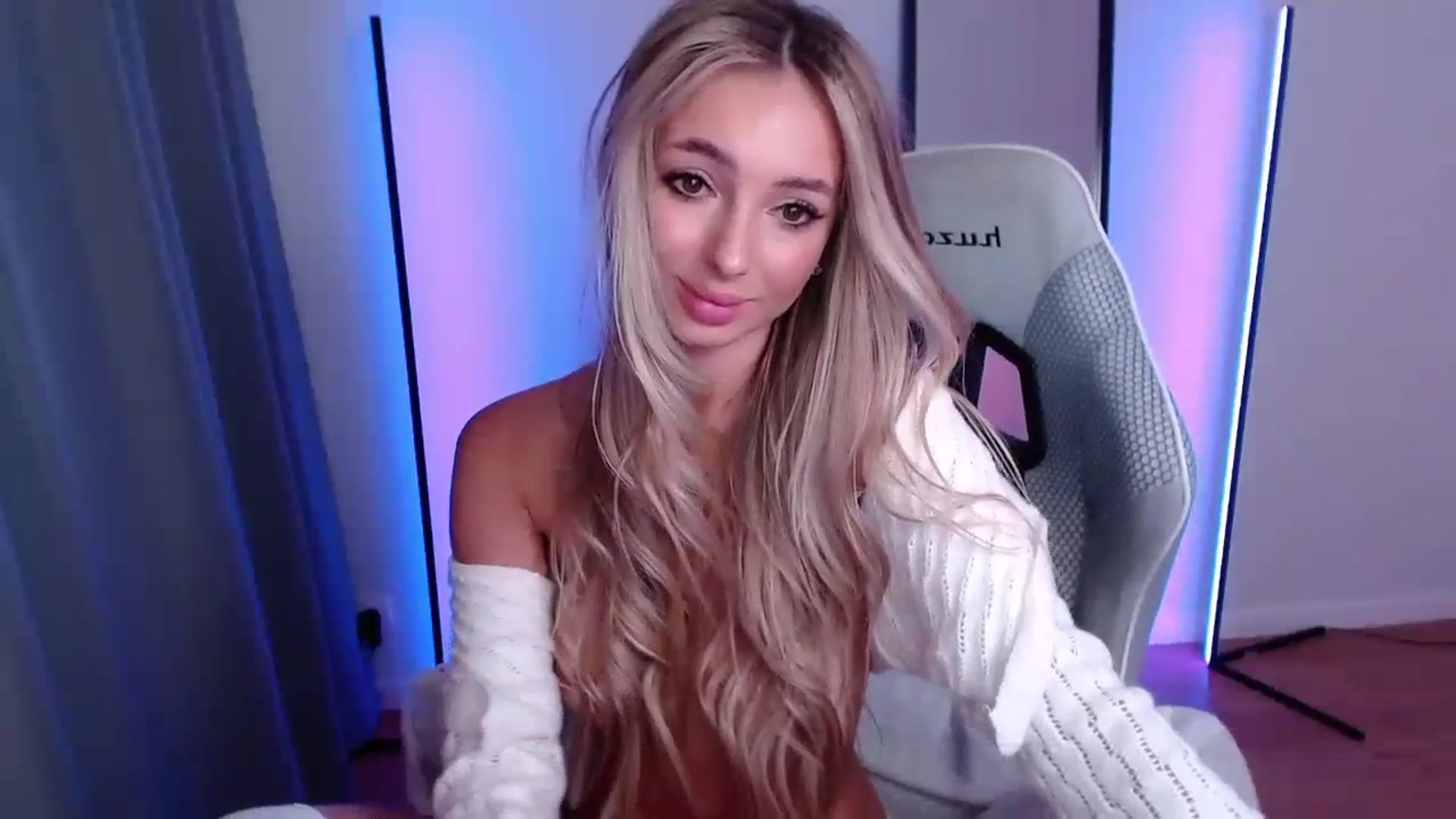 Gallery image thumbnail from AngelLove__'s myfreecams stream on, 10/16/2023, 24:17 image 19 of 20