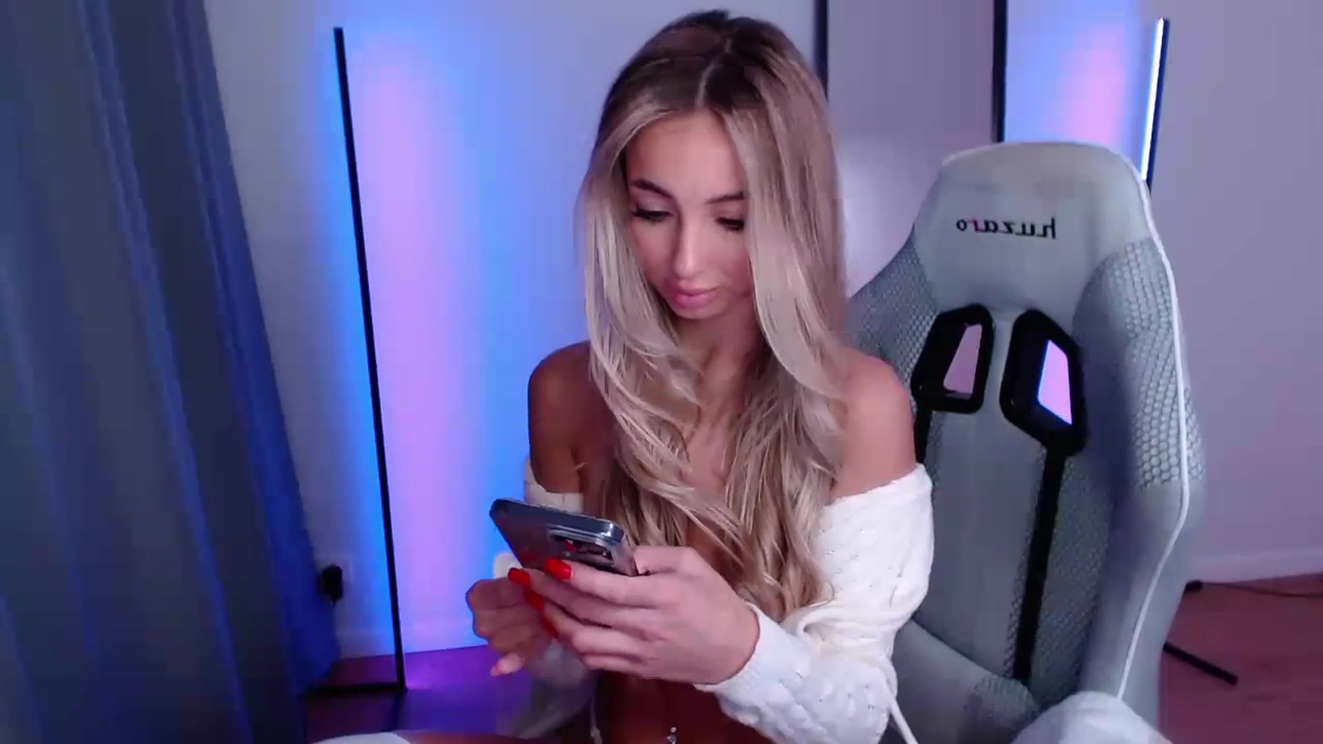 Gallery image thumbnail from AngelLove__'s myfreecams stream on, 10/16/2023, 24:17 image 3 of 20