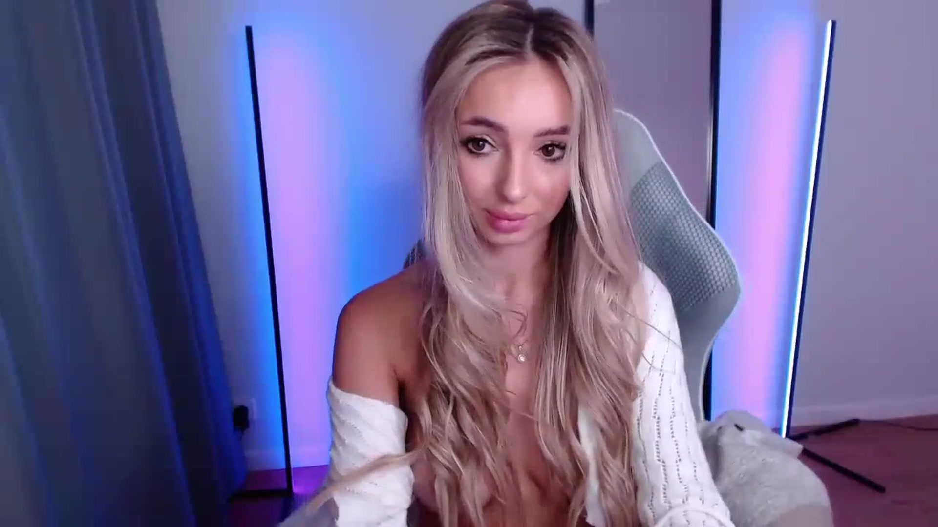 Gallery image thumbnail from AngelLove__'s myfreecams stream on, 10/16/2023, 24:17 image 20 of 20