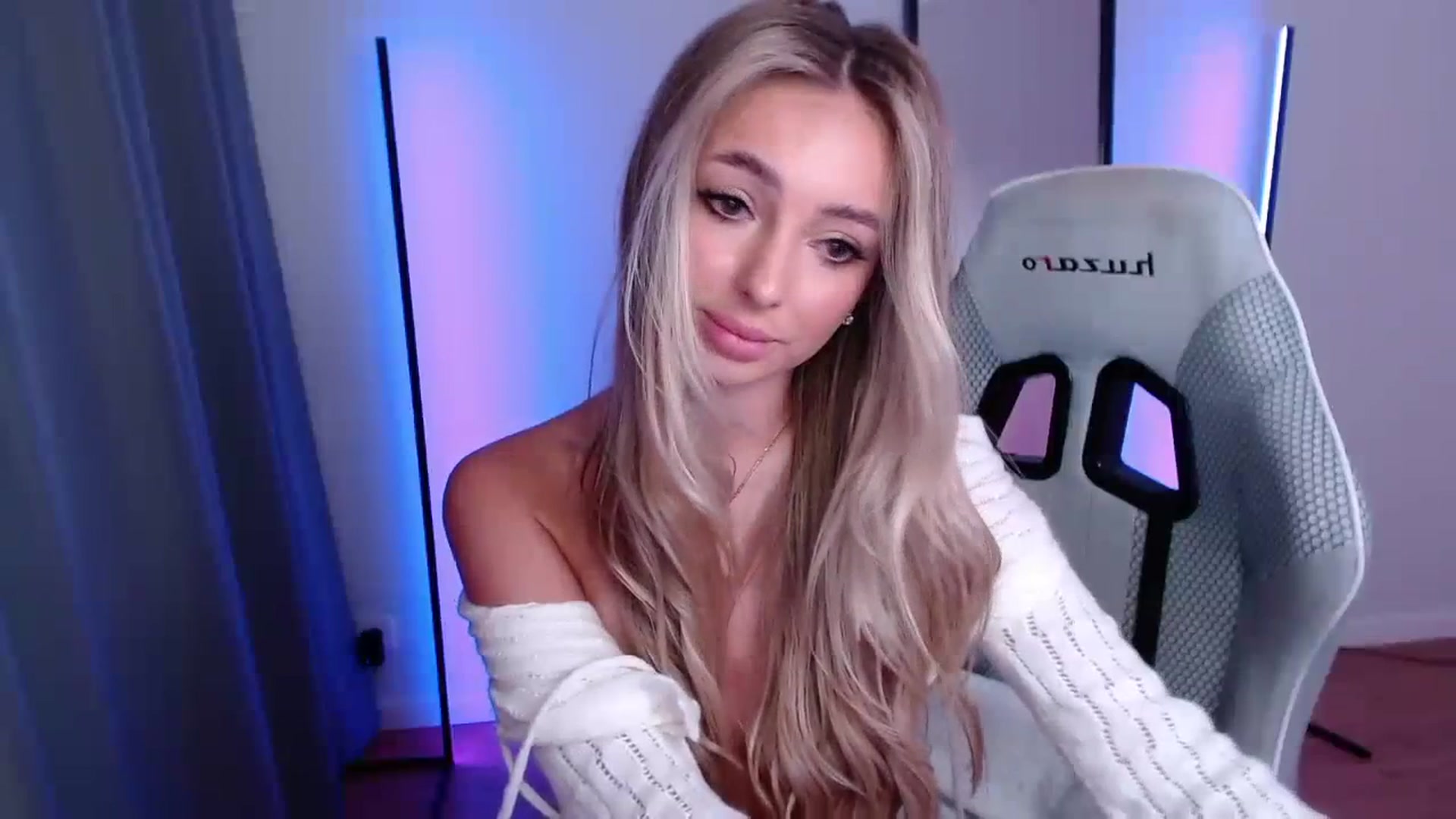 Gallery image thumbnail from AngelLove__'s myfreecams stream on, 10/16/2023, 24:17 image 7 of 20