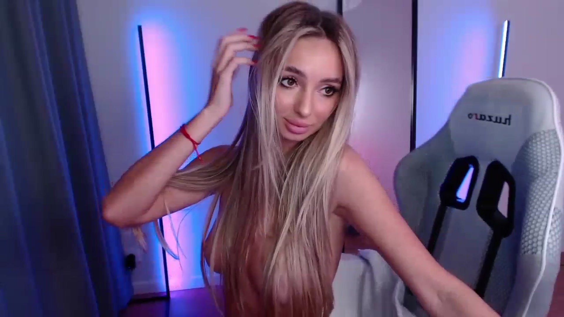 Gallery image thumbnail from AngelLove__'s myfreecams stream on, 10/18/2023, 23:15 image 8 of 20