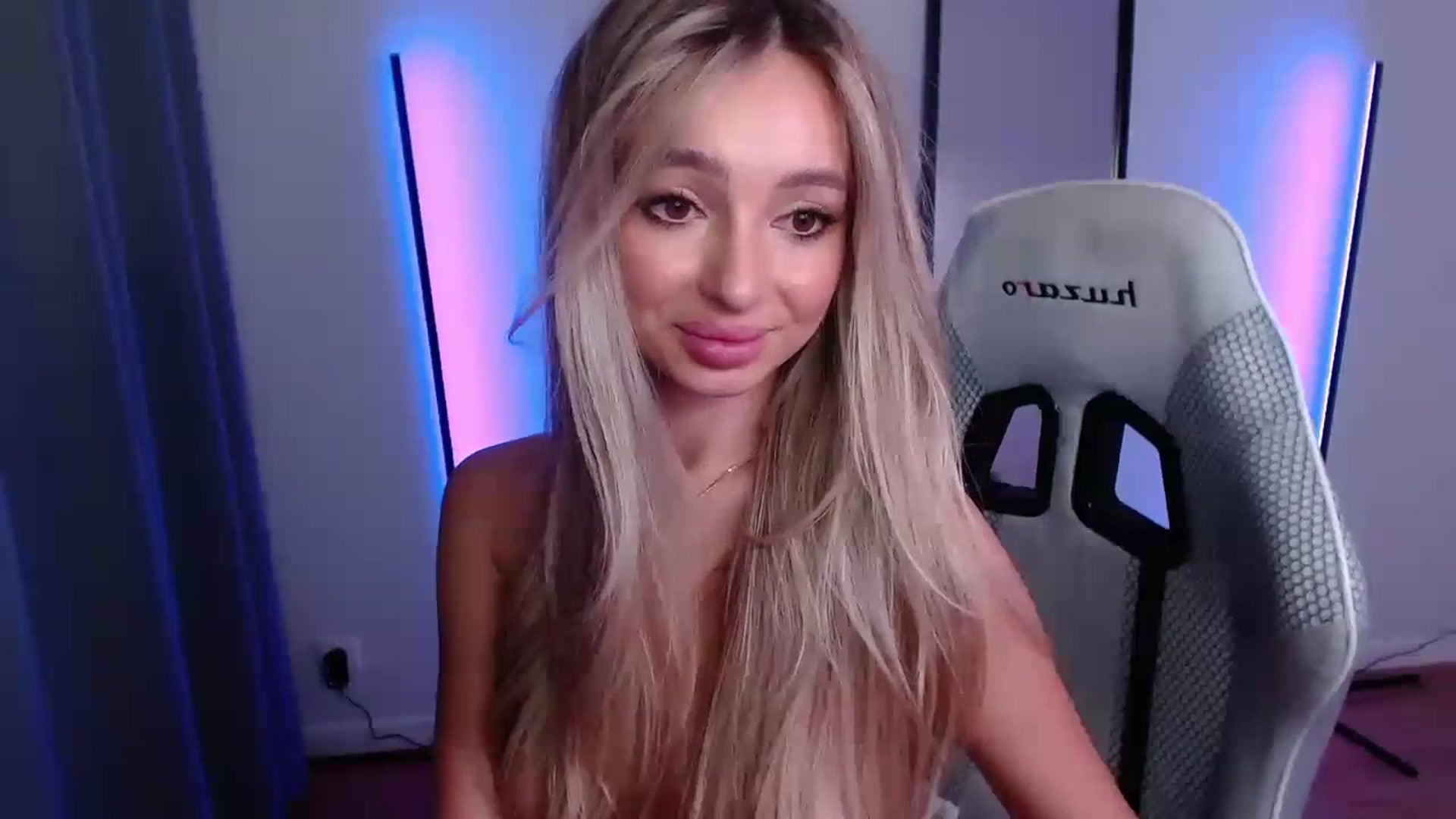 Gallery image thumbnail from AngelLove__'s myfreecams stream on, 11/03/2023, 01:16 image 4 of 20