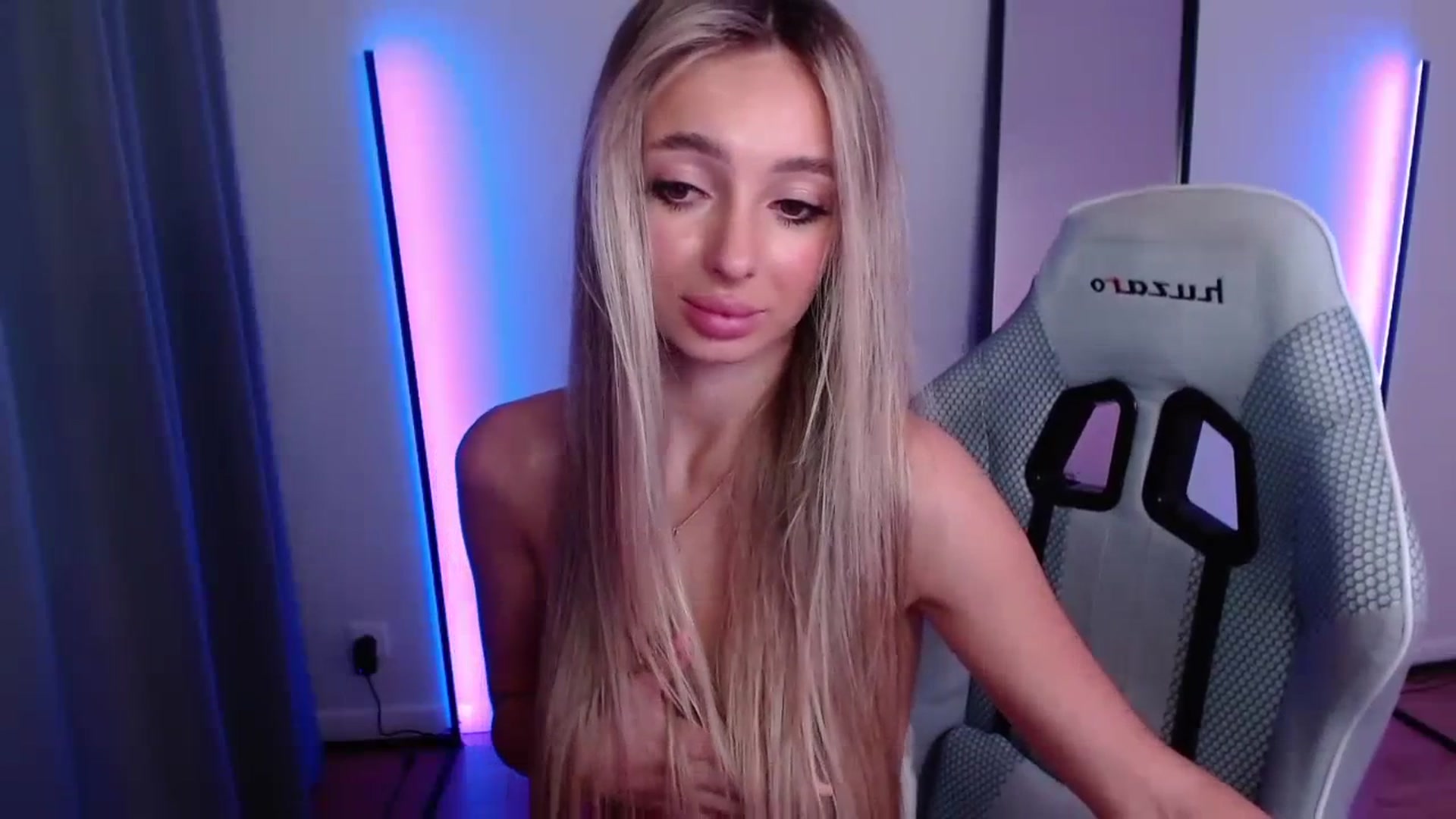 Gallery image thumbnail from AngelLove__'s myfreecams stream on, 11/04/2023, 03:35 image 15 of 20