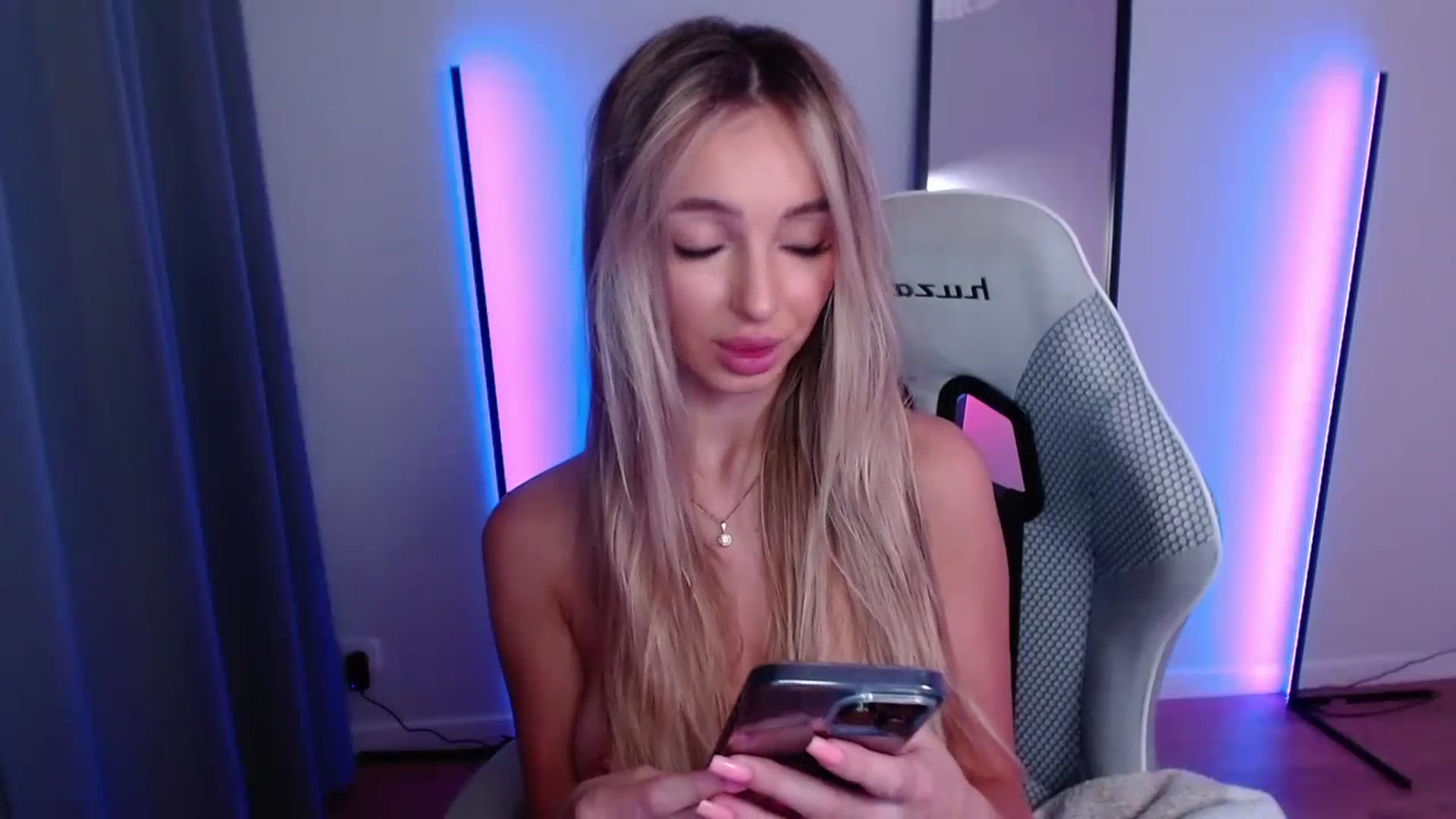 Gallery image thumbnail from AngelLove__'s myfreecams stream on, 11/05/2023, 24:43 image 18 of 20