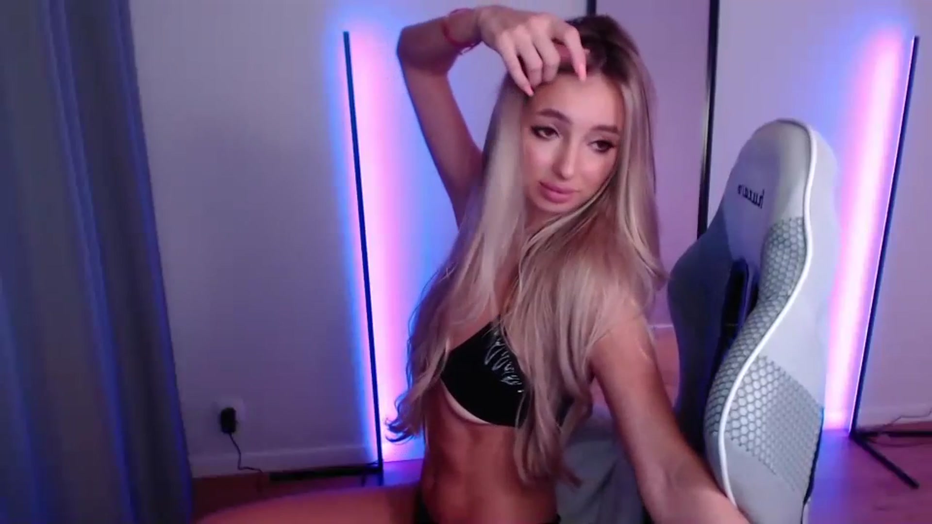 Gallery image thumbnail from AngelLove__'s myfreecams stream on, 11/08/2023, 24:03 image 3 of 20