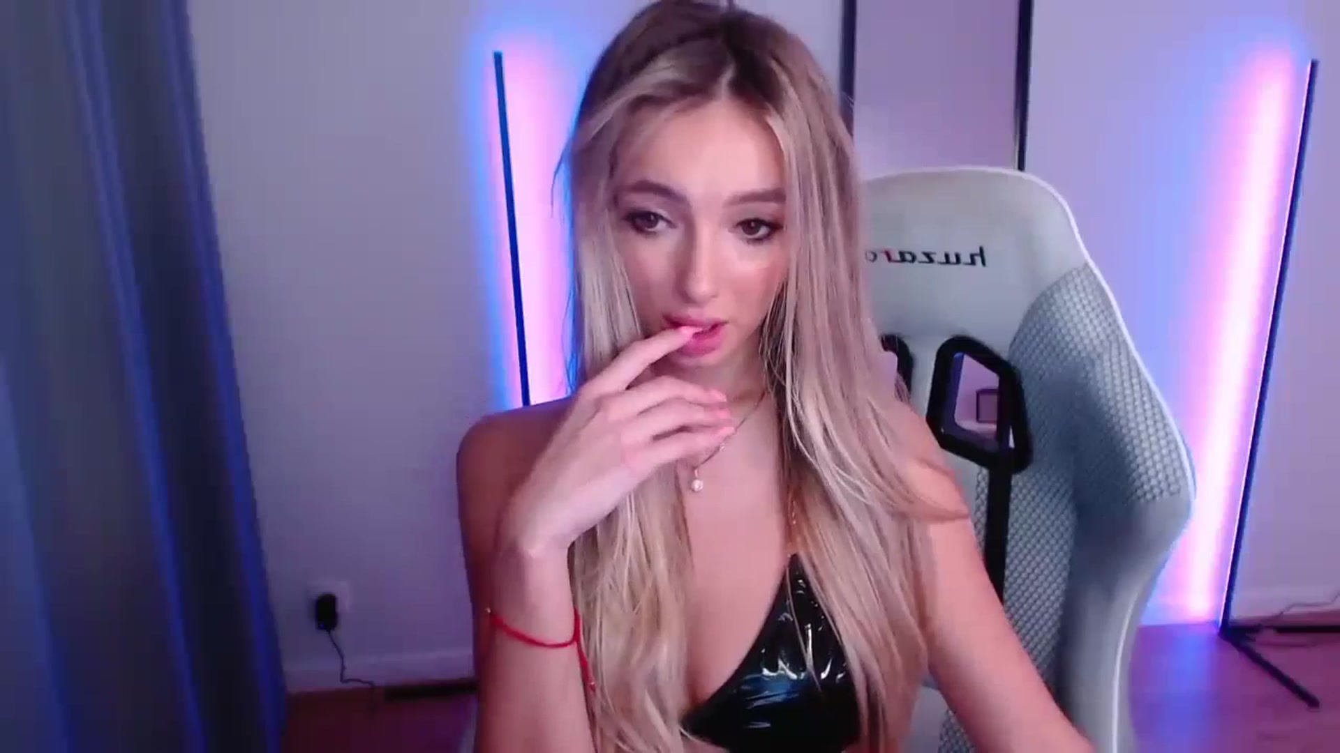 Gallery image thumbnail from AngelLove__'s myfreecams stream on, 11/08/2023, 24:56 image 10 of 20
