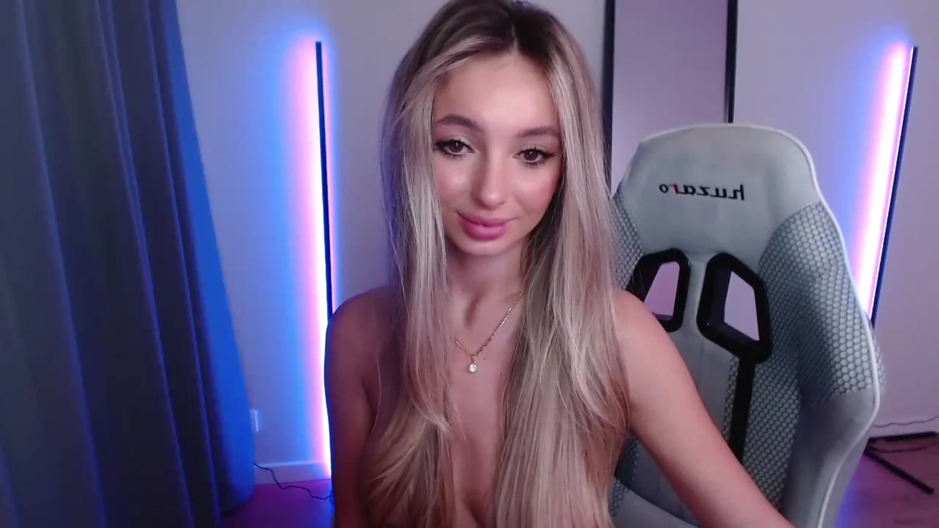 Gallery image thumbnail from AngelLove__'s myfreecams stream on, 11/28/2023, 01:41 image 18 of 20