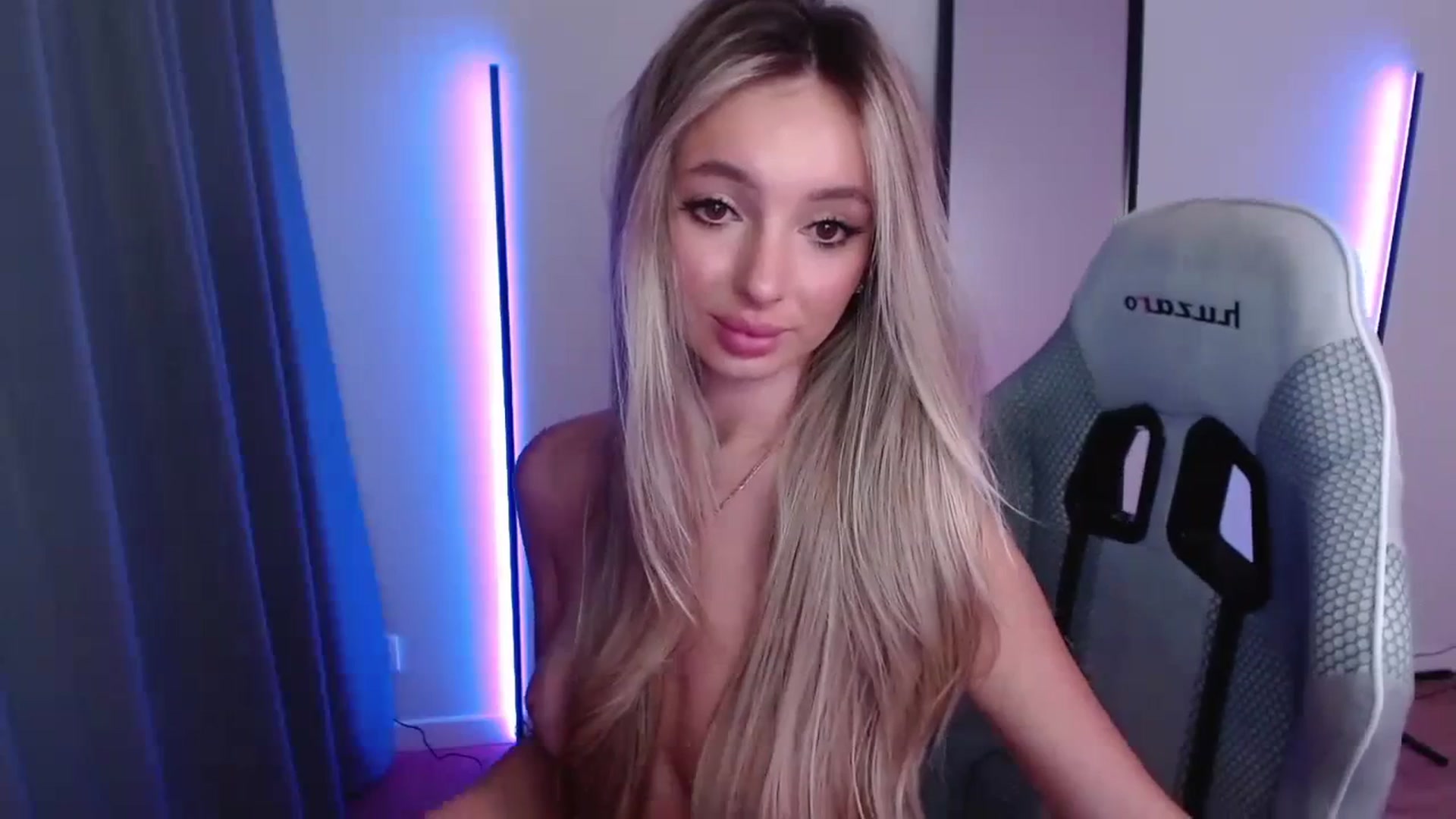 Gallery image thumbnail from AngelLove__'s myfreecams stream on, 11/28/2023, 01:41 image 17 of 20