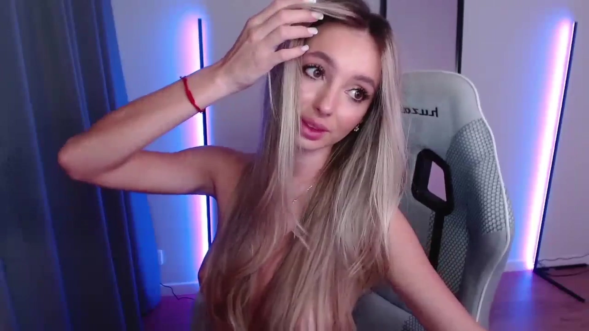 Gallery image thumbnail from AngelLove__'s myfreecams stream on, 11/28/2023, 01:41 image 16 of 20