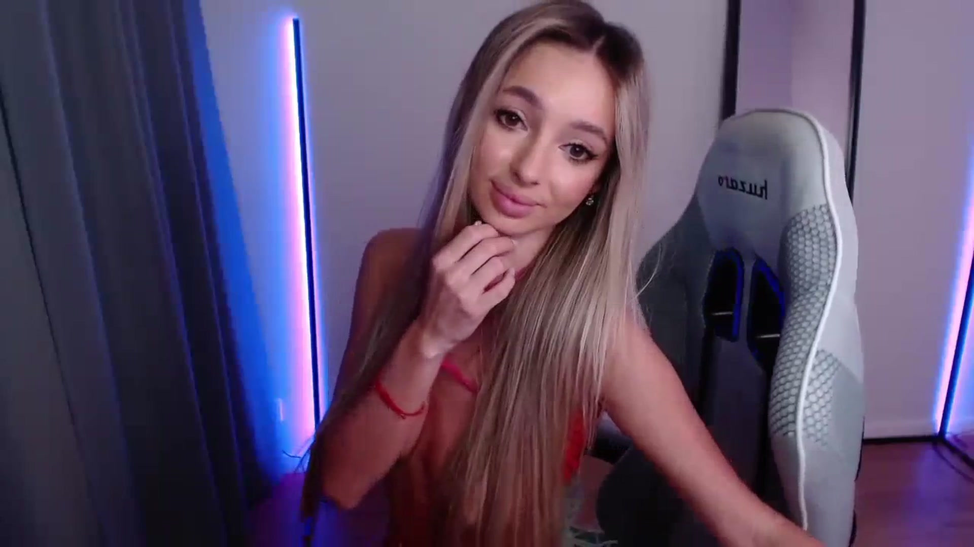 Gallery image thumbnail from AngelLove__'s myfreecams stream on, 12/01/2023, 01:14 image 12 of 20