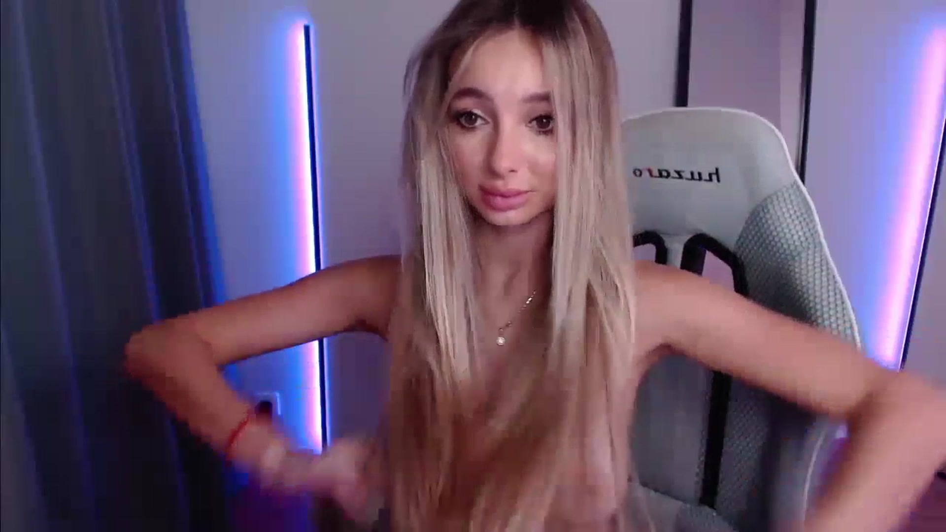 Gallery image thumbnail from AngelLove__'s myfreecams stream on, 12/03/2023, 02:55 image 4 of 20