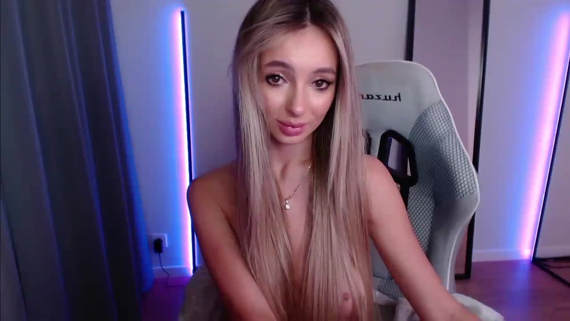 Gallery image thumbnail from AngelLove__'s myfreecams stream on, 12/03/2023, 05:32 image 11 of 20