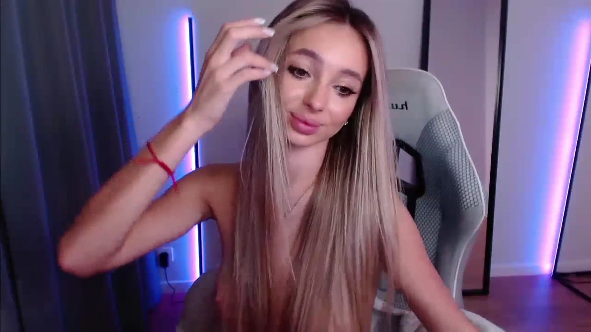 Gallery image thumbnail from AngelLove__'s myfreecams stream on, 12/03/2023, 05:32 image 9 of 20